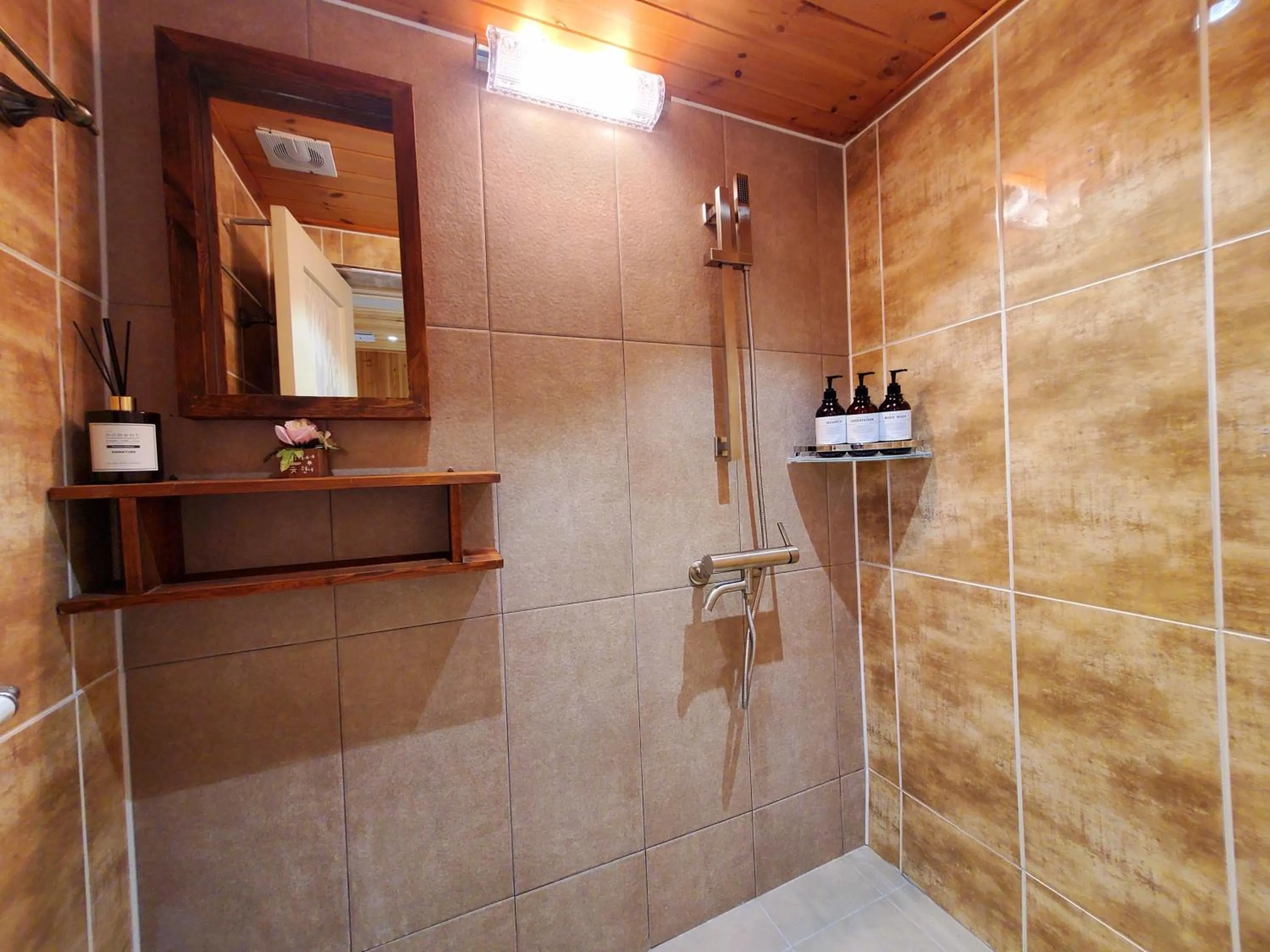 Shower in Jeonju Hanok Little Prince