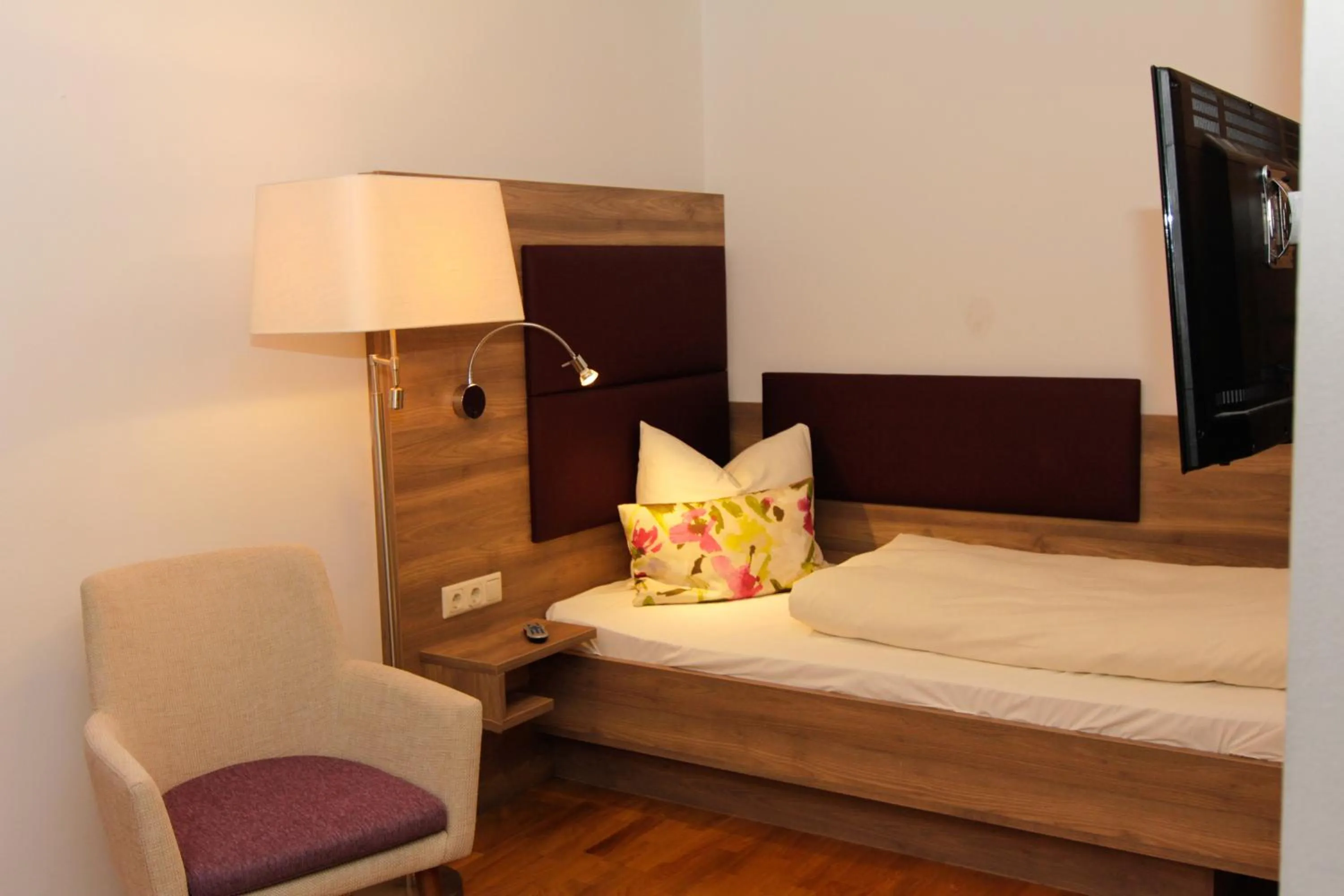 Bed in Hotel Burgwirt