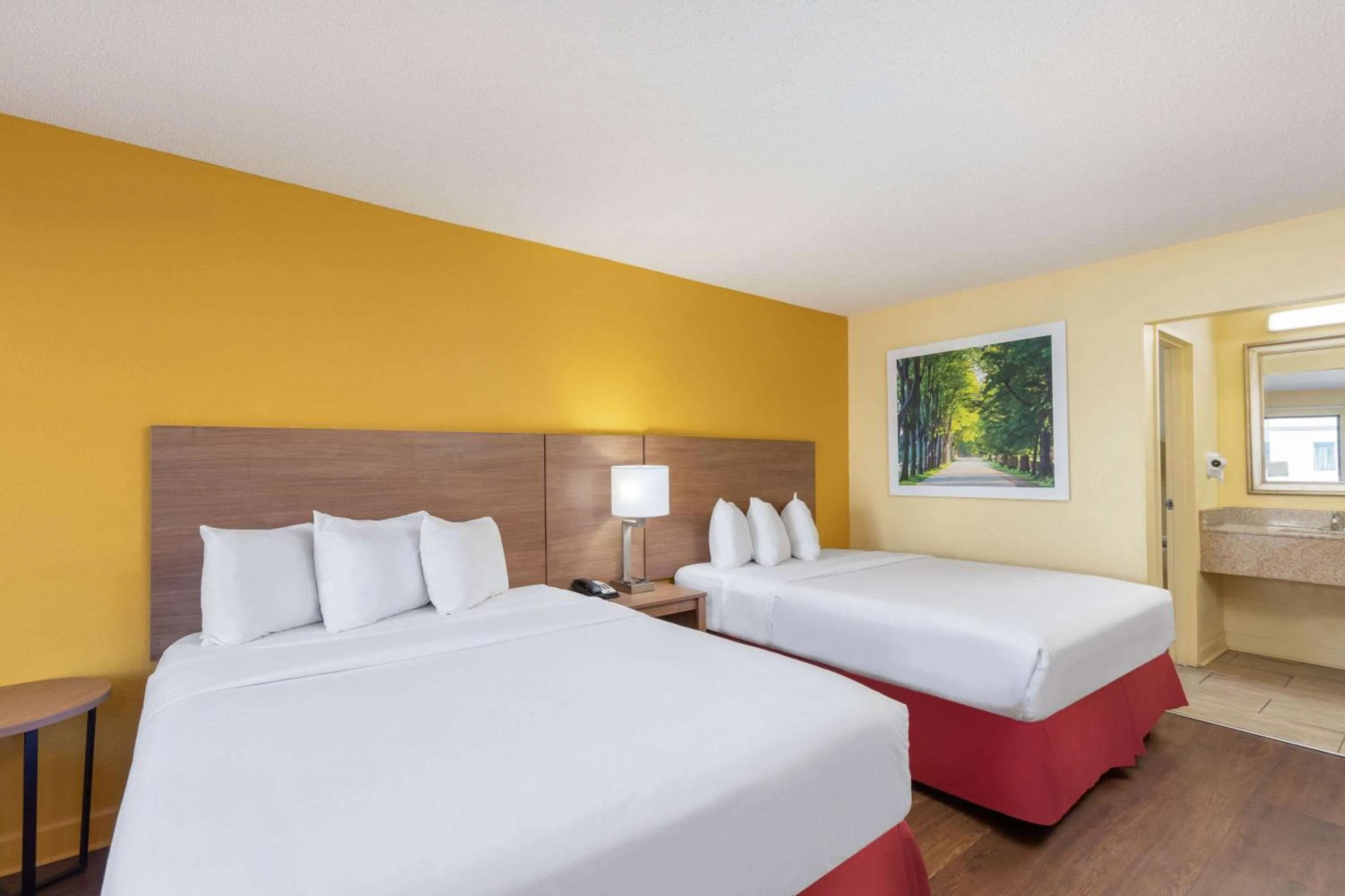 Bed in Days Inn by Wyndham Florence/I-95 North