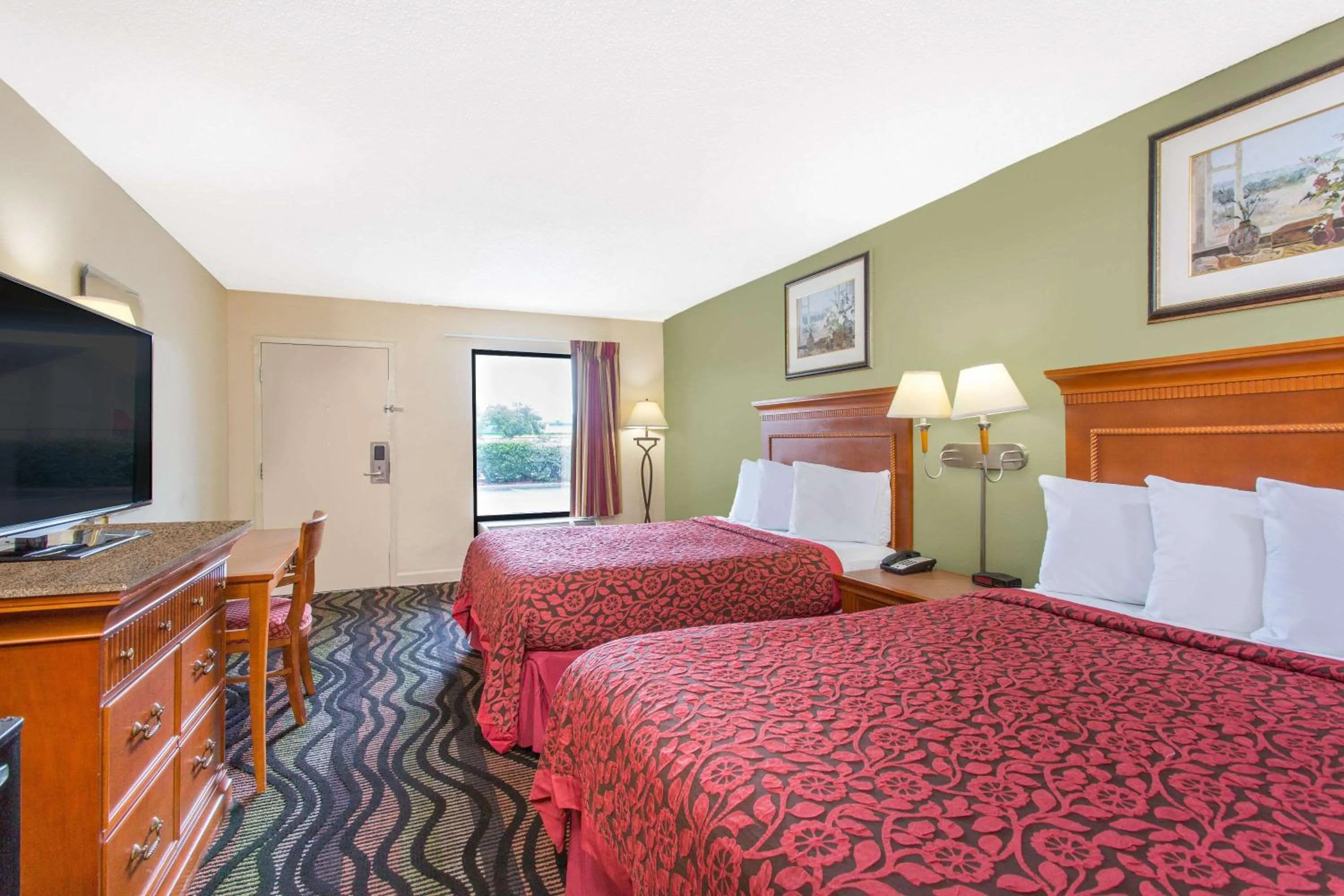 Photo of the whole room, Bed in Days Inn by Wyndham Florence/I-95 North