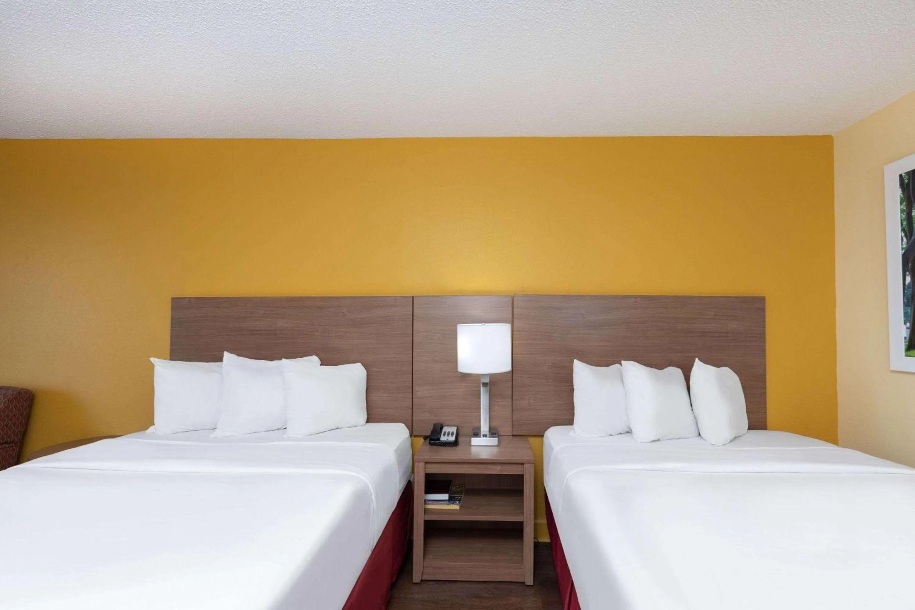 Bed in Days Inn by Wyndham Florence/I-95 North