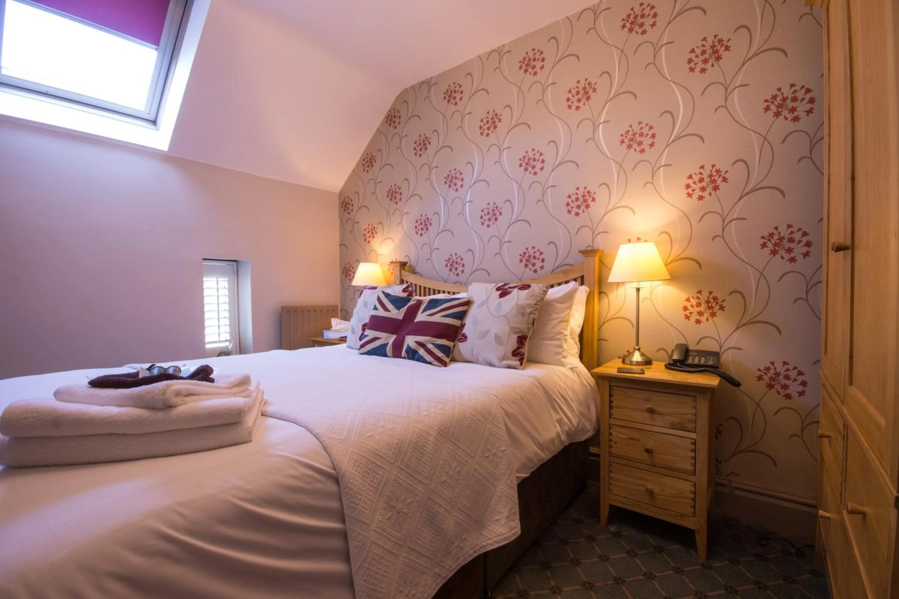 Bedroom, Bed in Yorkshire Bridge Inn