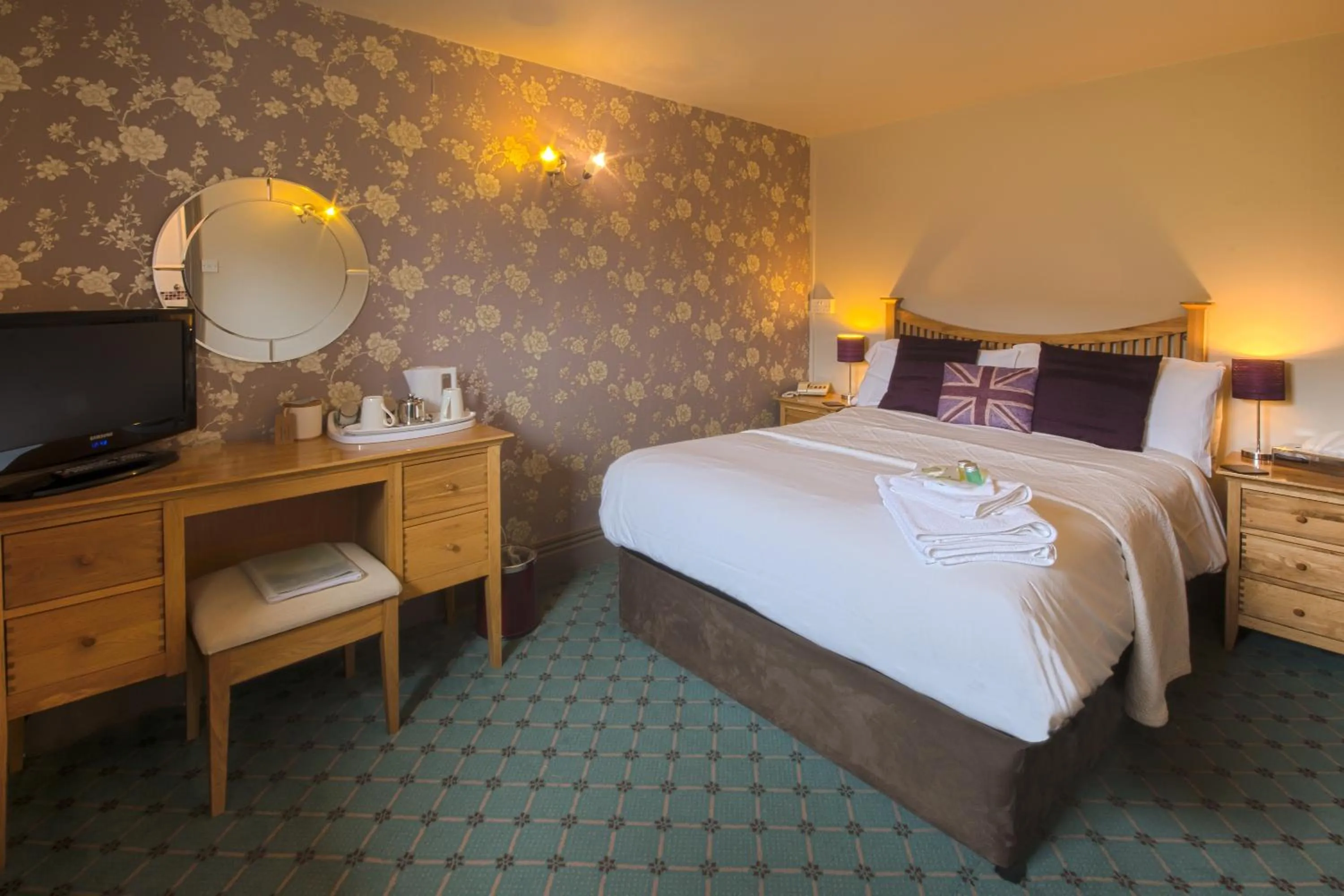 Coffee/tea facilities, Bed in Yorkshire Bridge Inn