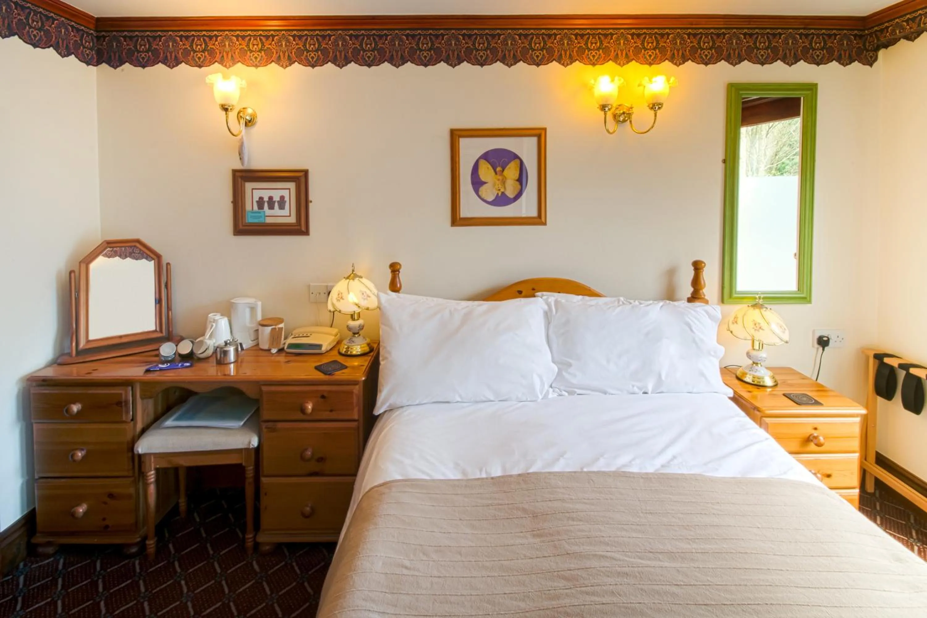 Coffee/tea facilities, Bed in Yorkshire Bridge Inn