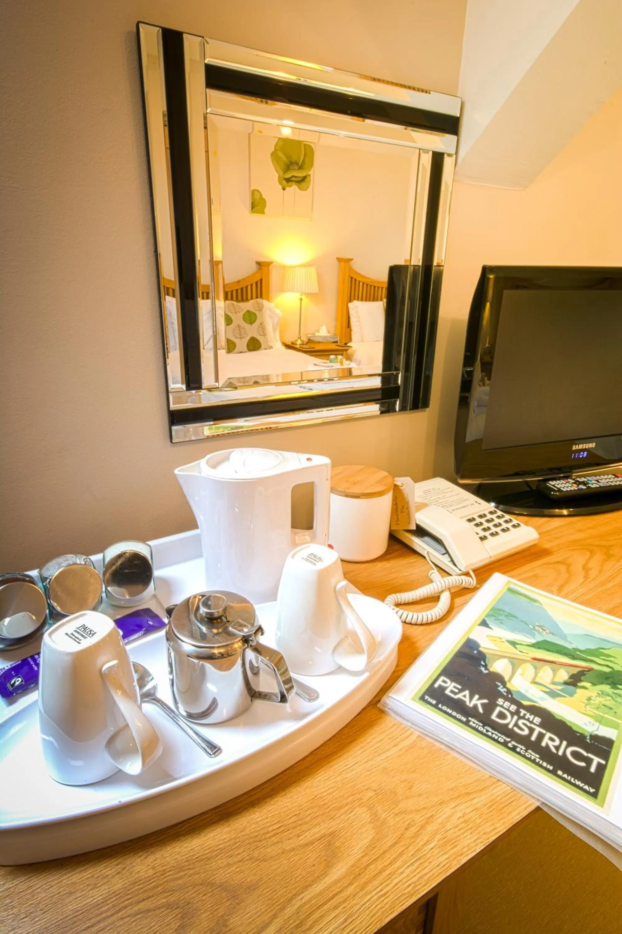 Coffee/tea facilities, Bed in Yorkshire Bridge Inn