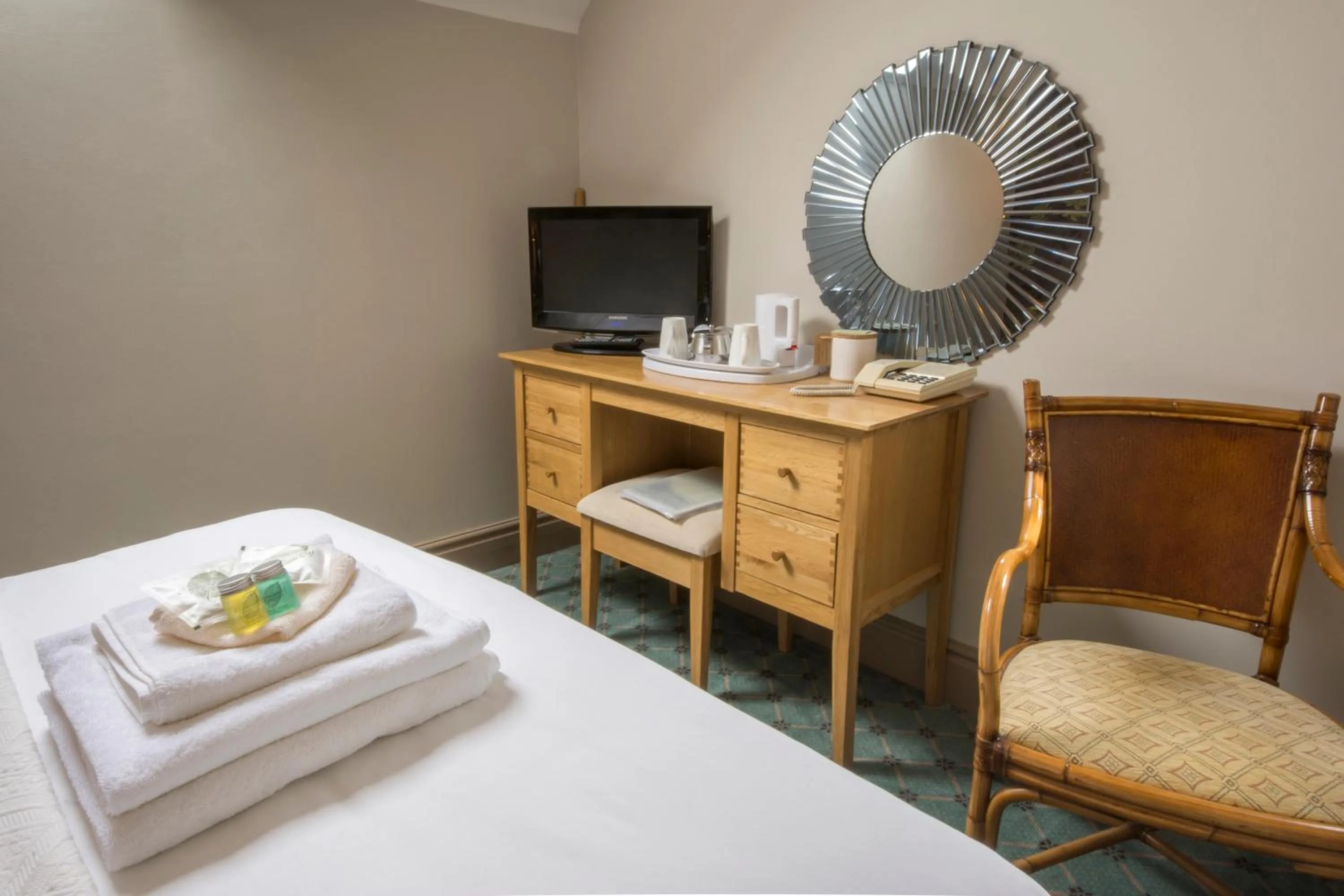 Coffee/tea facilities, Bed in Yorkshire Bridge Inn