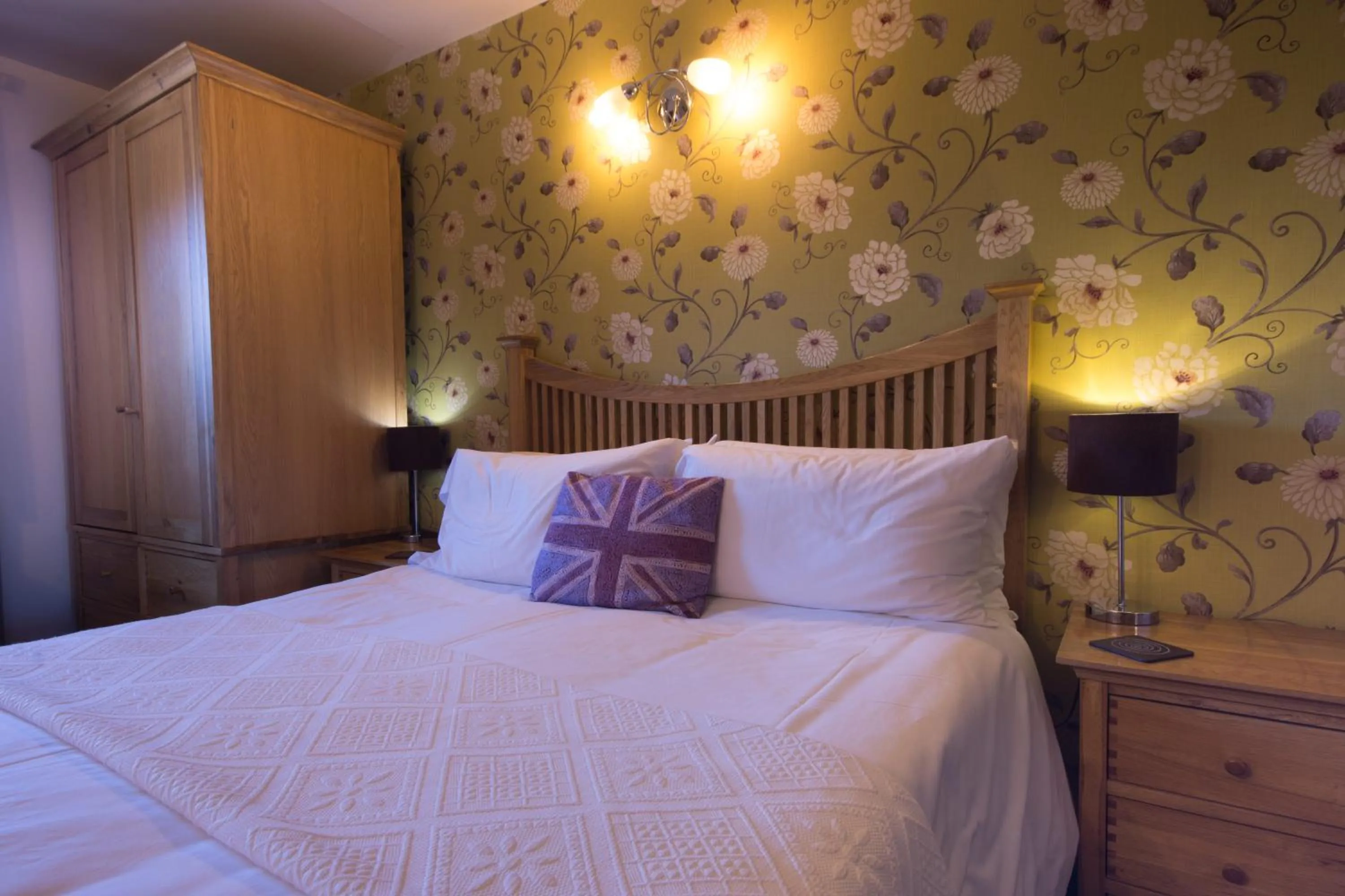 Bedroom, Bed in Yorkshire Bridge Inn