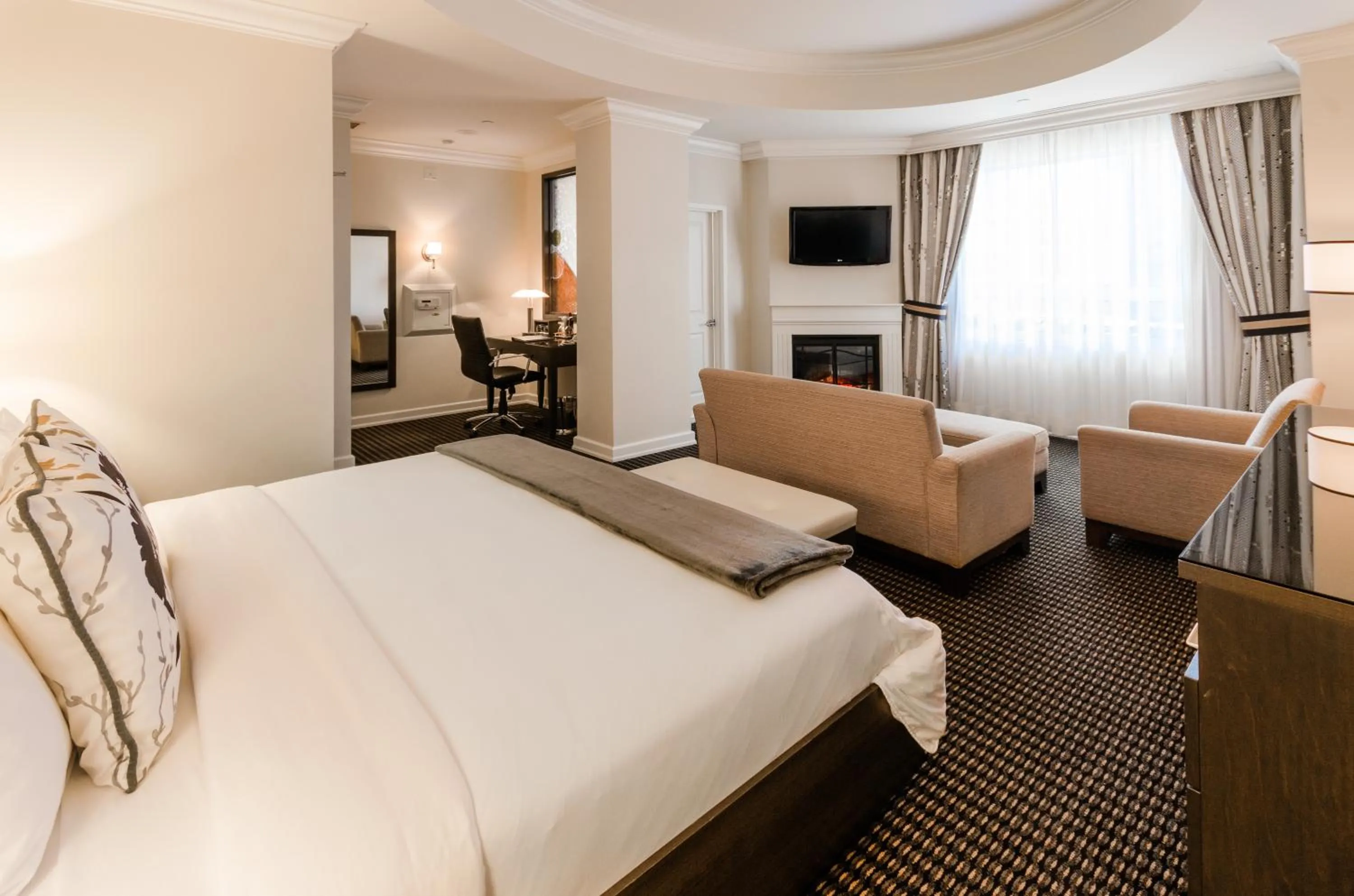 Communal lounge/ TV room, Bed in Le St-Martin Hotel Centre-ville – Hotel Particulier