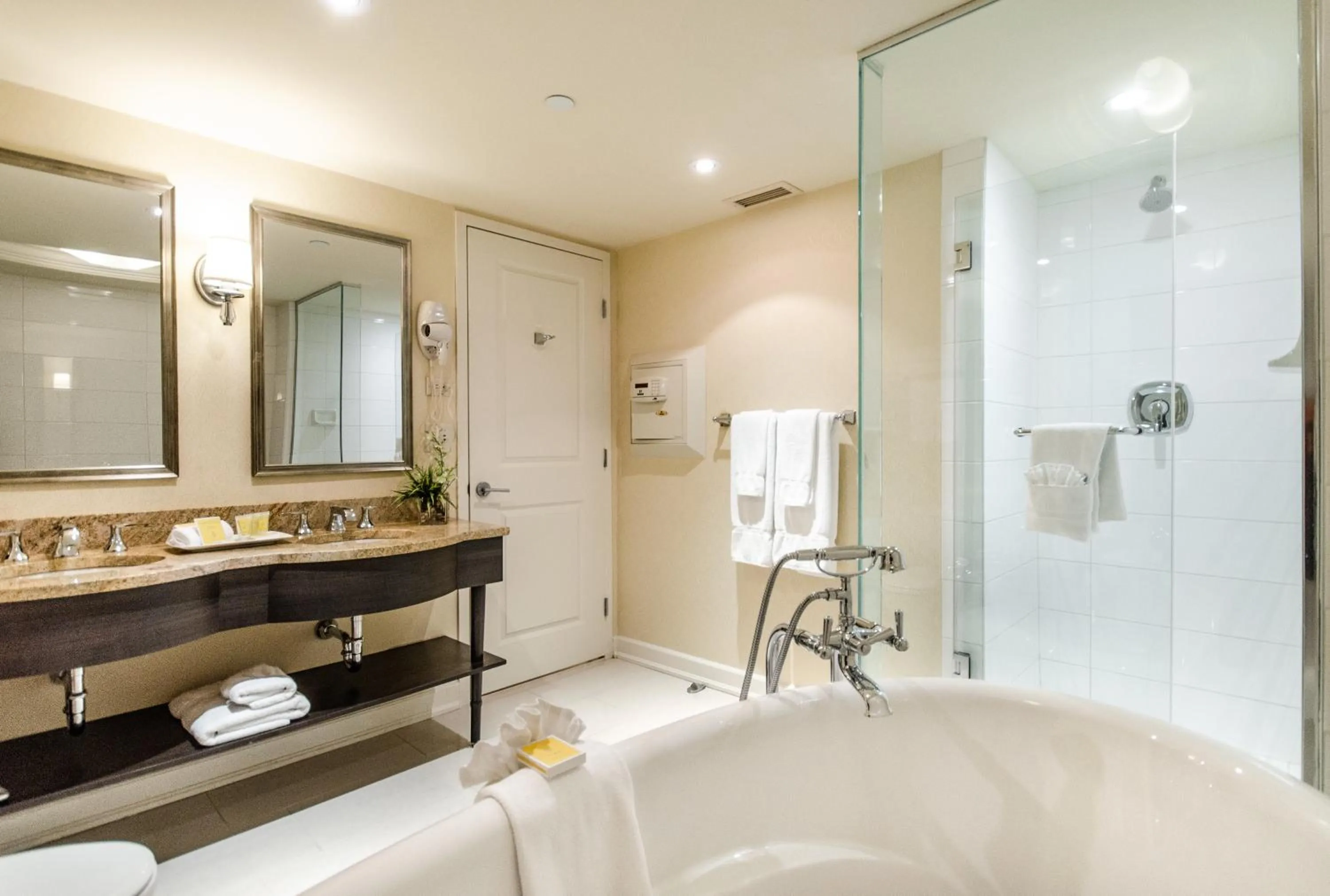 Bathroom in Le St-Martin Hotel Centre-ville – Hotel Particulier