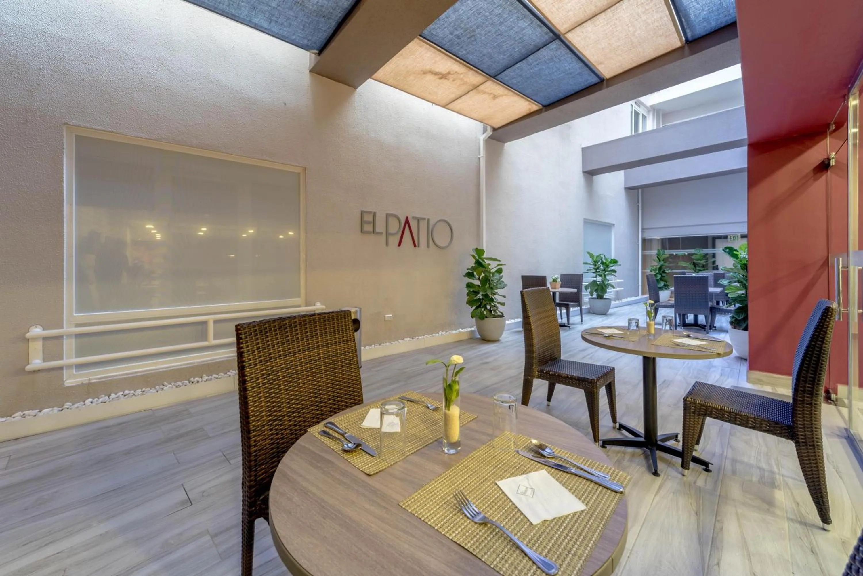 Restaurant/places to eat in Novus Plaza Hodelpa