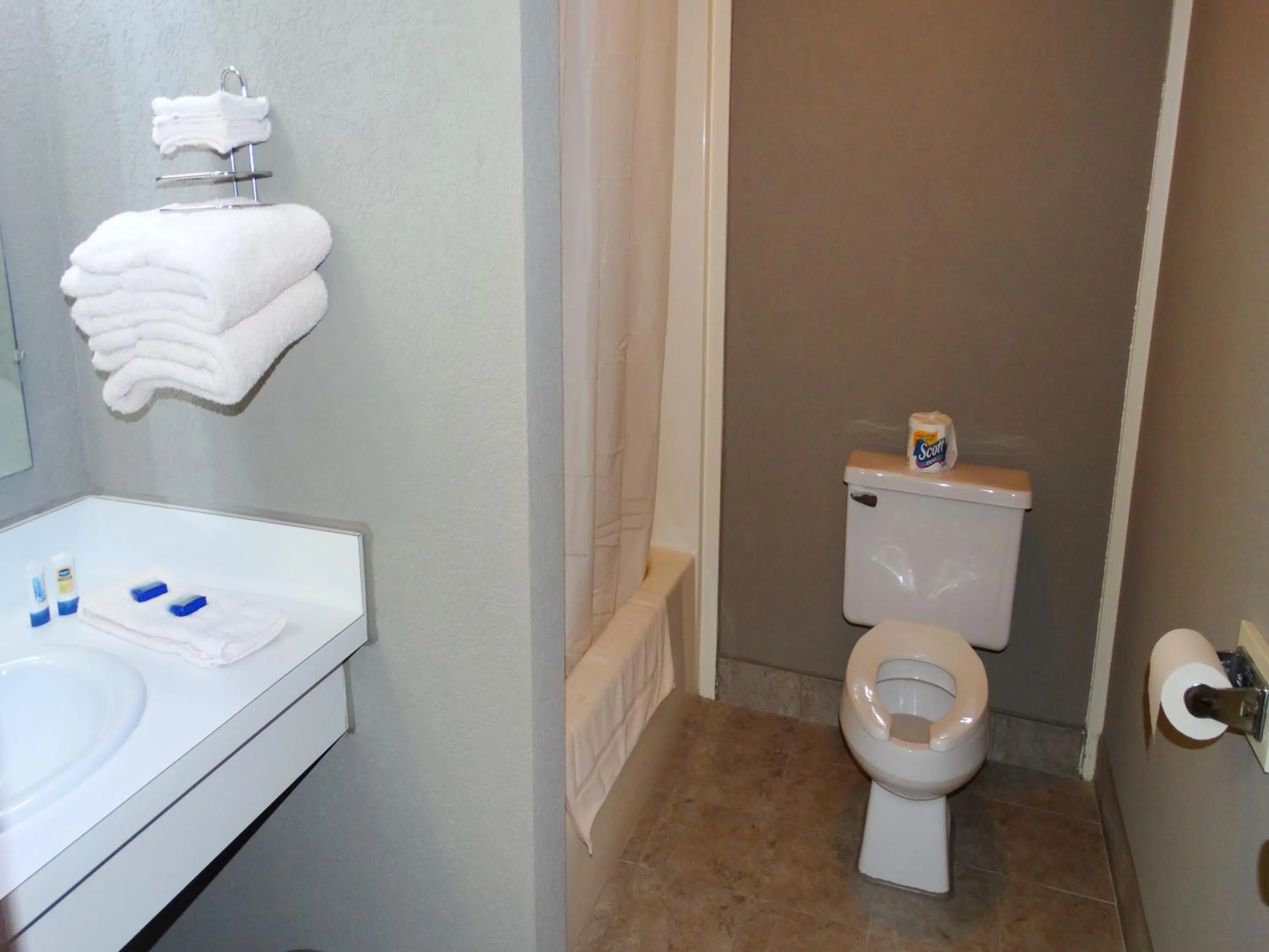 Bathroom in Attican Motel - Attica - Batavia - Warsaw - Darien Lake