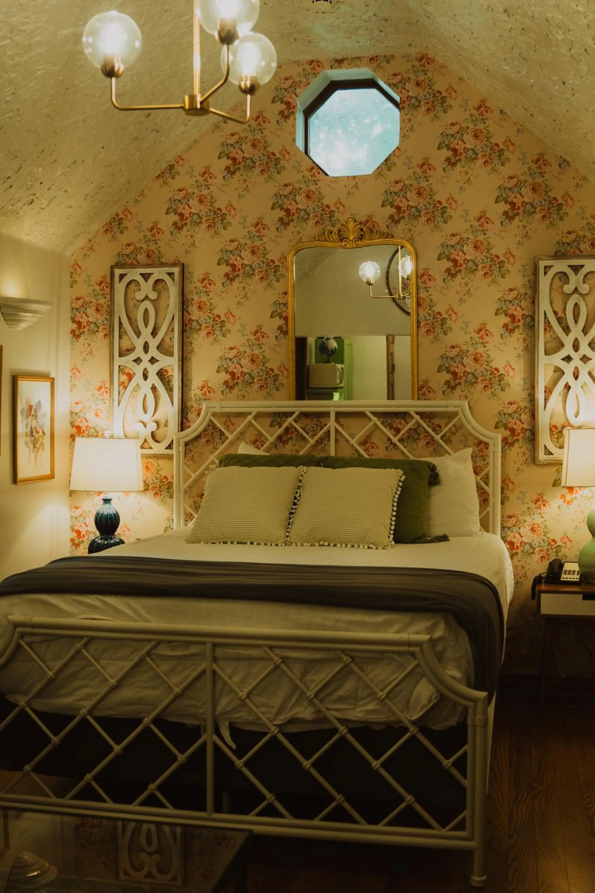 Bed in Landoll's Mohican Castle