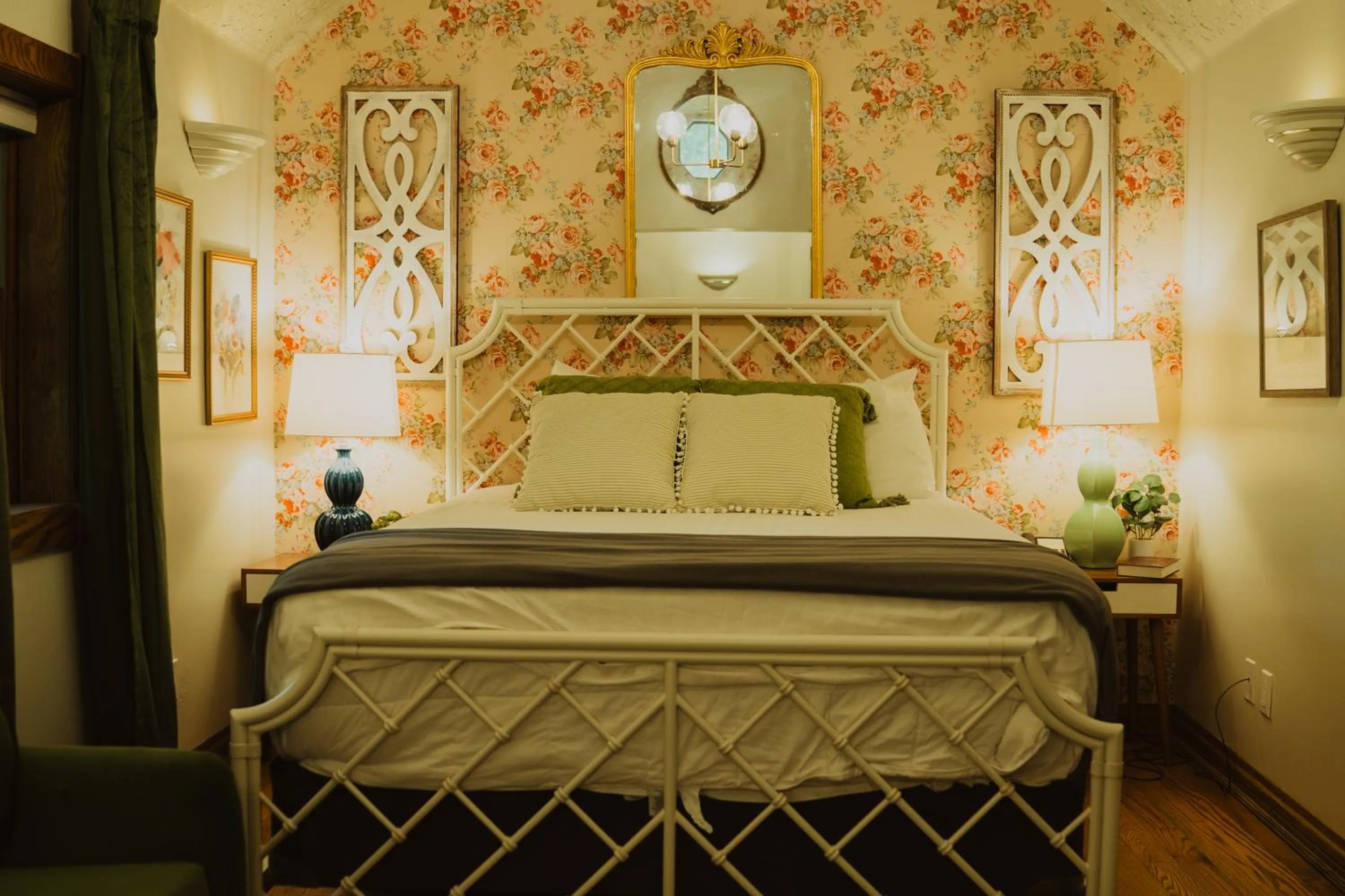 Bed in Landoll's Mohican Castle