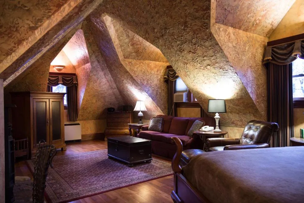 Living room, Bed in Landoll's Mohican Castle