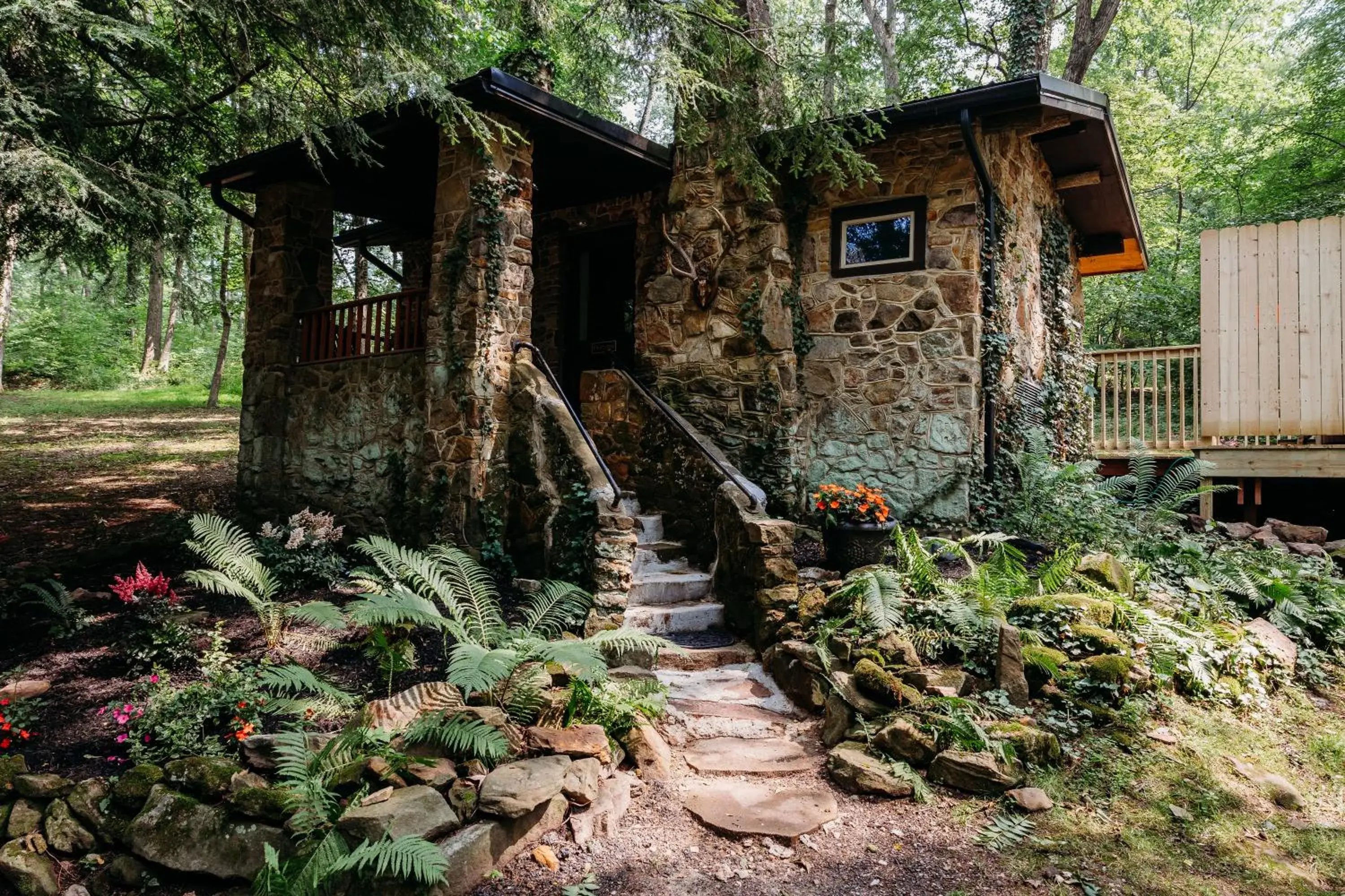 Cottage in Landoll's Mohican Castle Cottage in Landoll's Mohican Castle