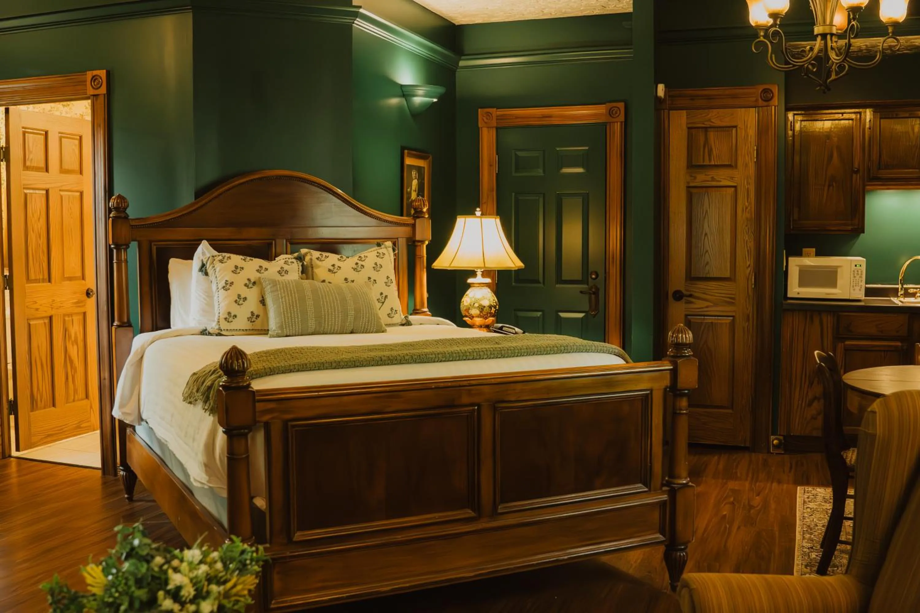 Bed in Landoll's Mohican Castle