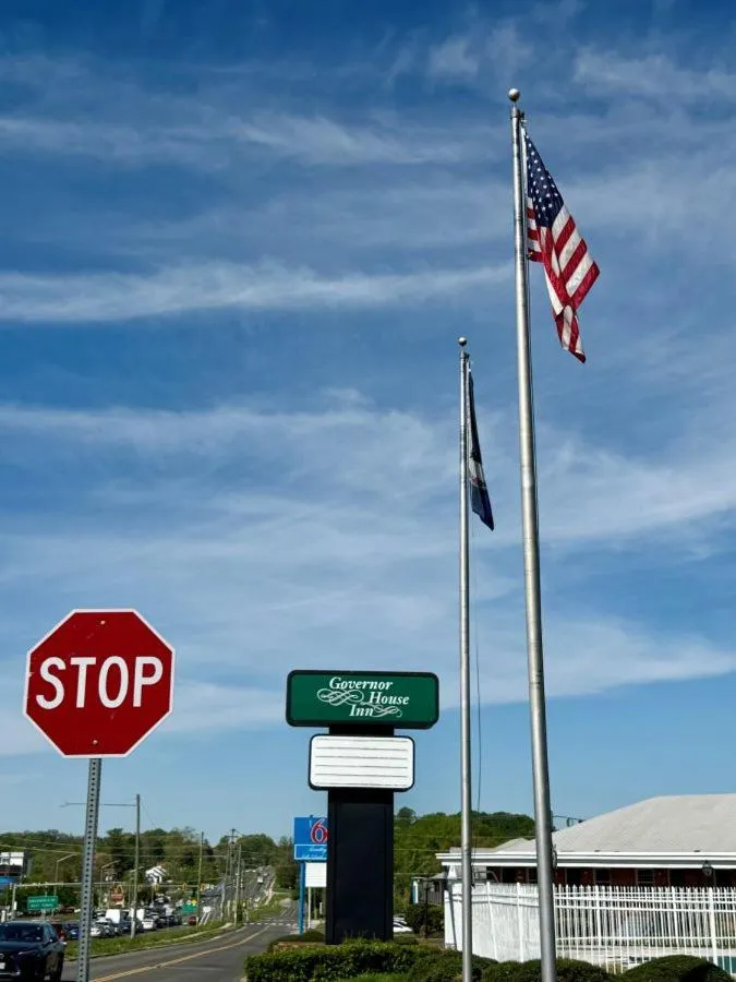 toaster in Governor House Inn Arlington/Falls Church