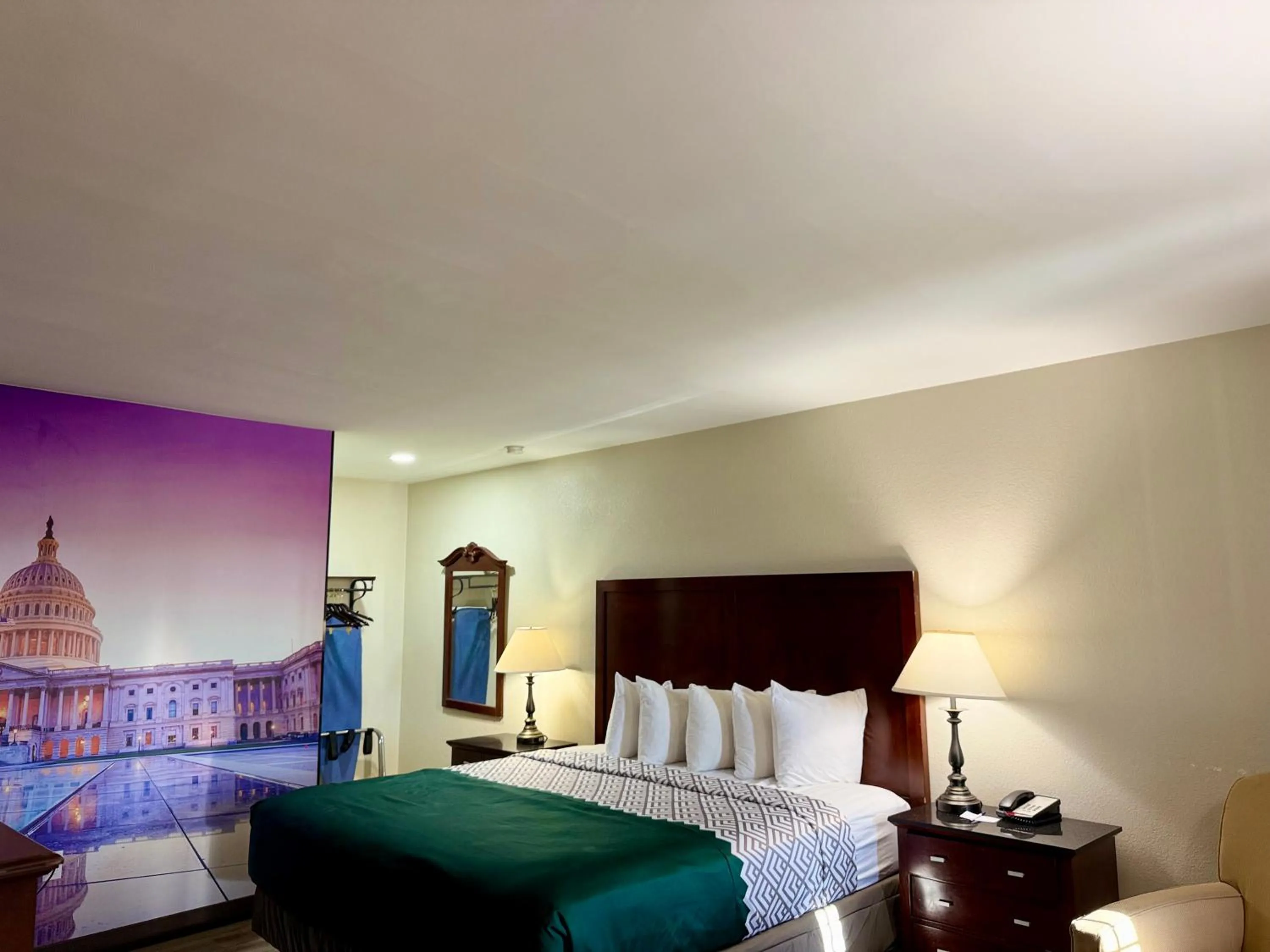 Bed in Governor House Inn Arlington/Falls Church