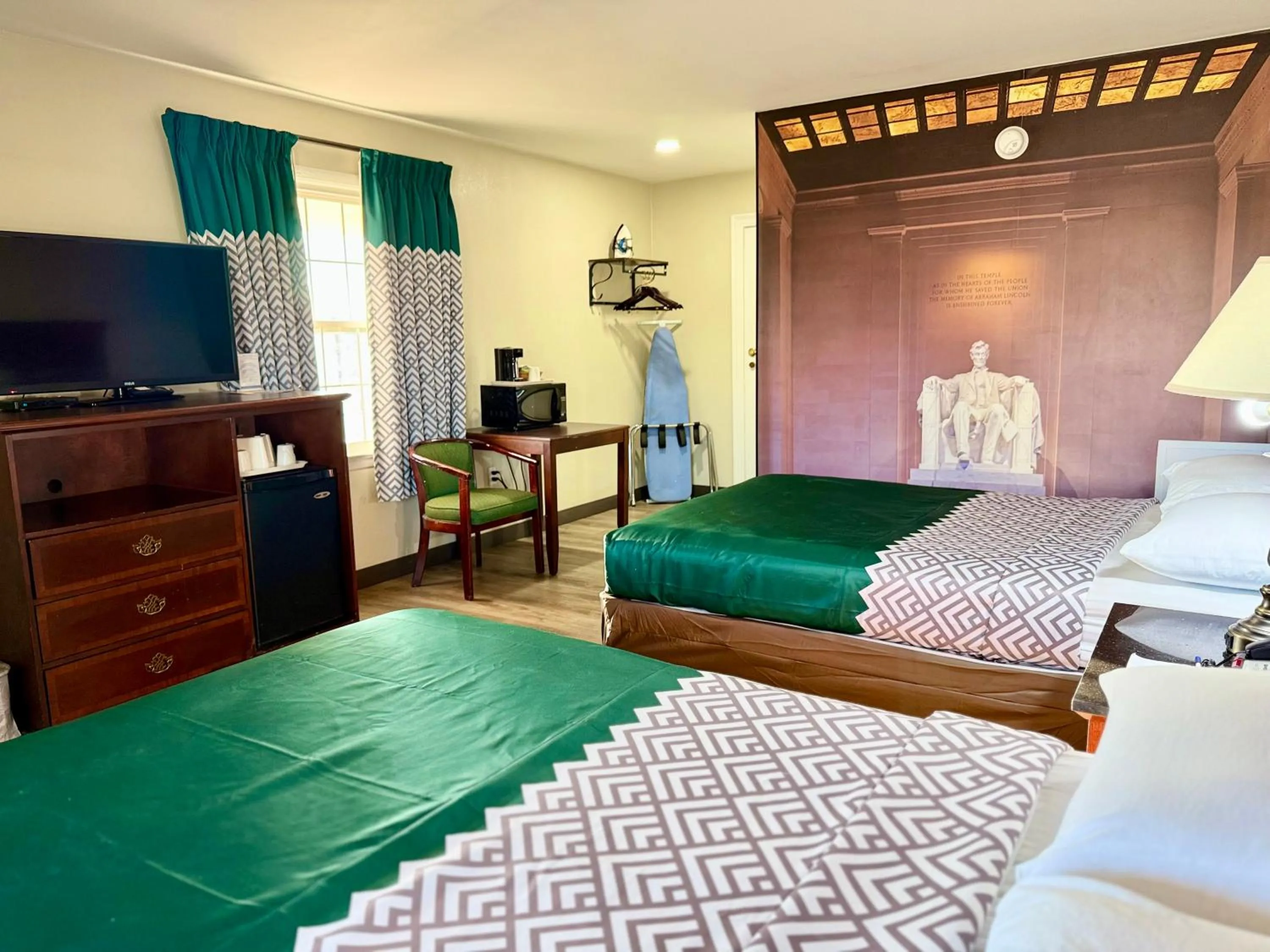 Bed in Governor House Inn Arlington/Falls Church