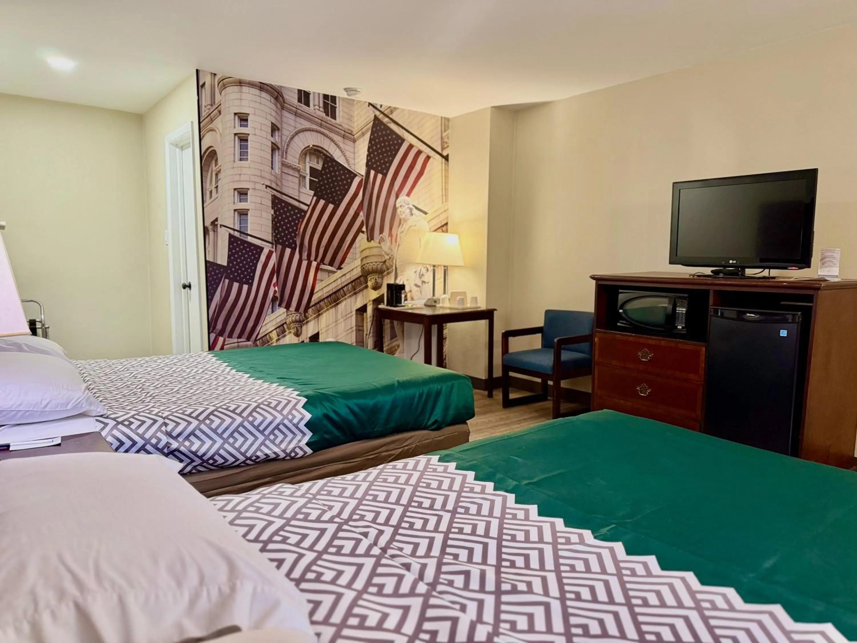 Communal lounge/ TV room, Bed in Governor House Inn Arlington/Falls Church