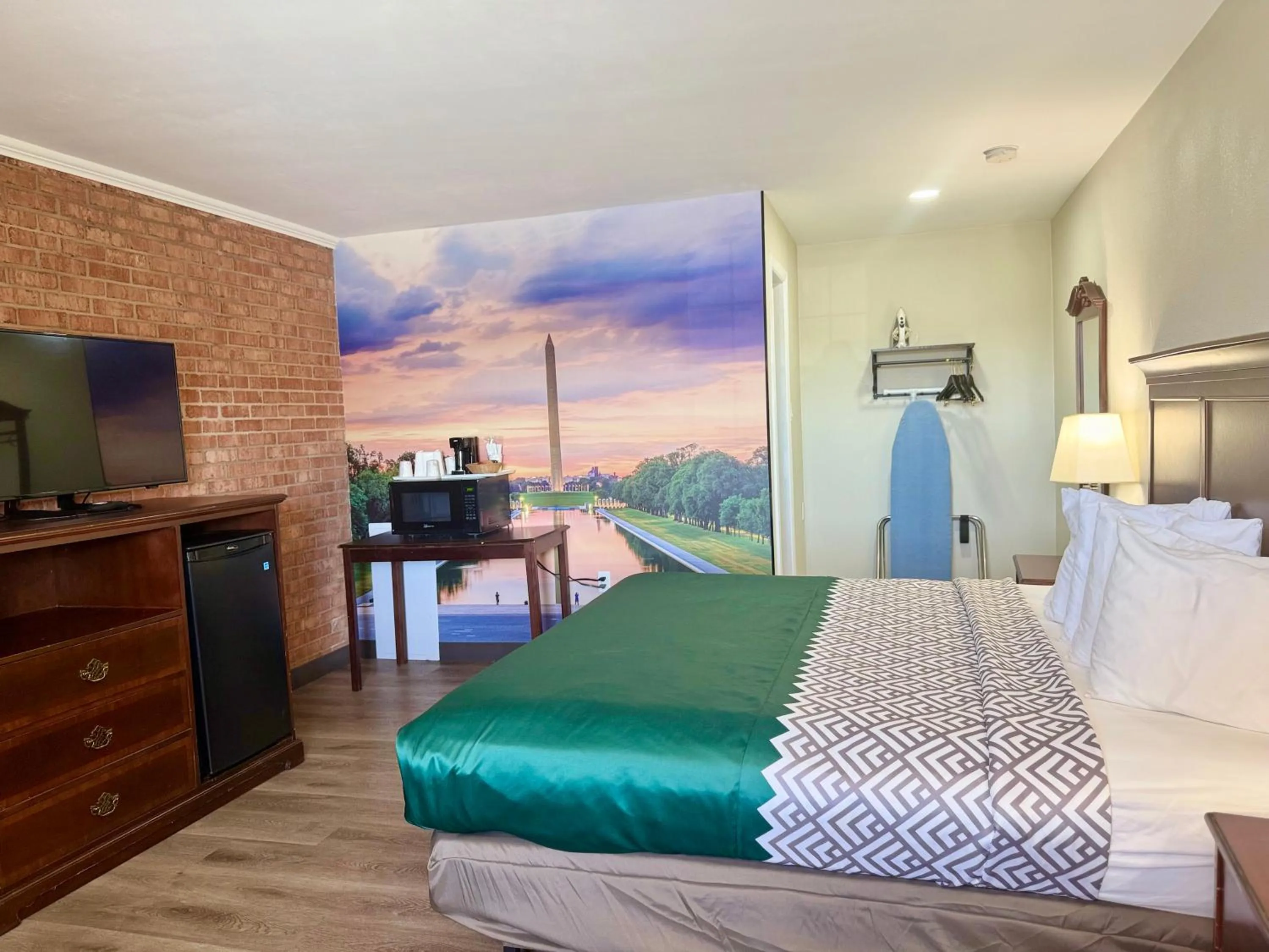 TV and multimedia, Bed in Governor House Inn Arlington/Falls Church