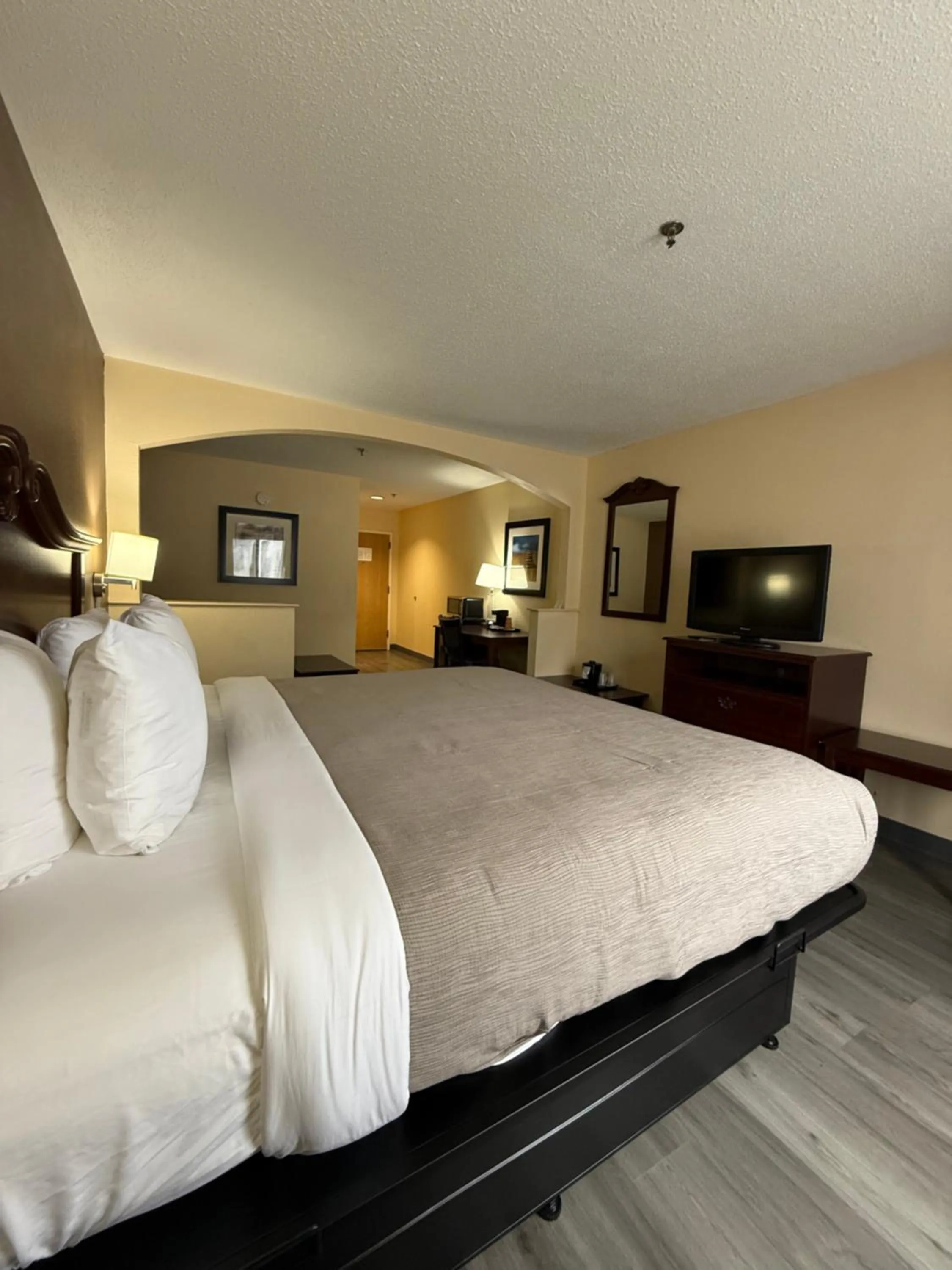 Photo of the whole room, Bed in Quality Inn & Suites Exmore - Eastern Shore