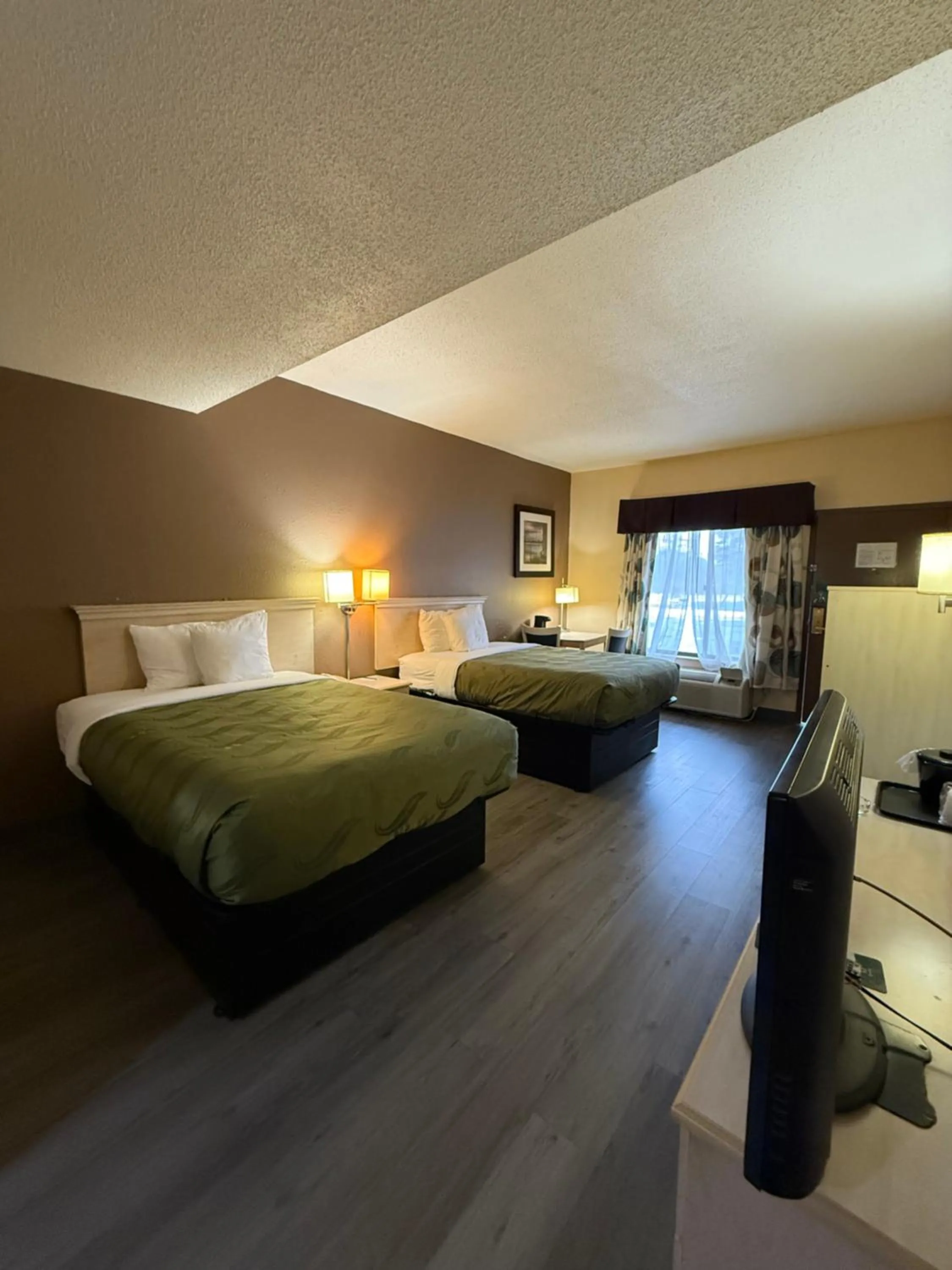Photo of the whole room, Bed in Quality Inn & Suites Exmore - Eastern Shore