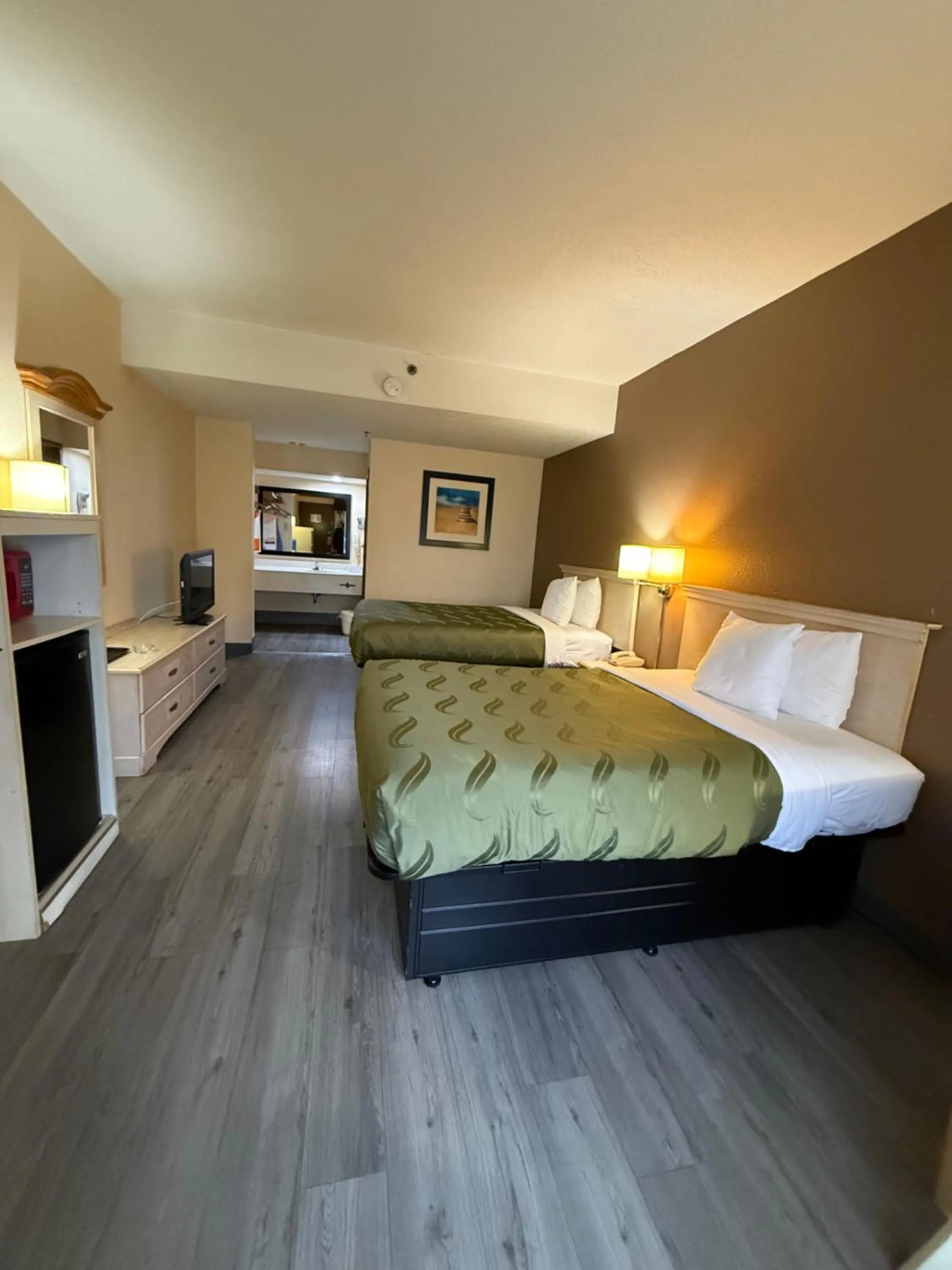 Photo of the whole room, Bed in Quality Inn & Suites Exmore - Eastern Shore