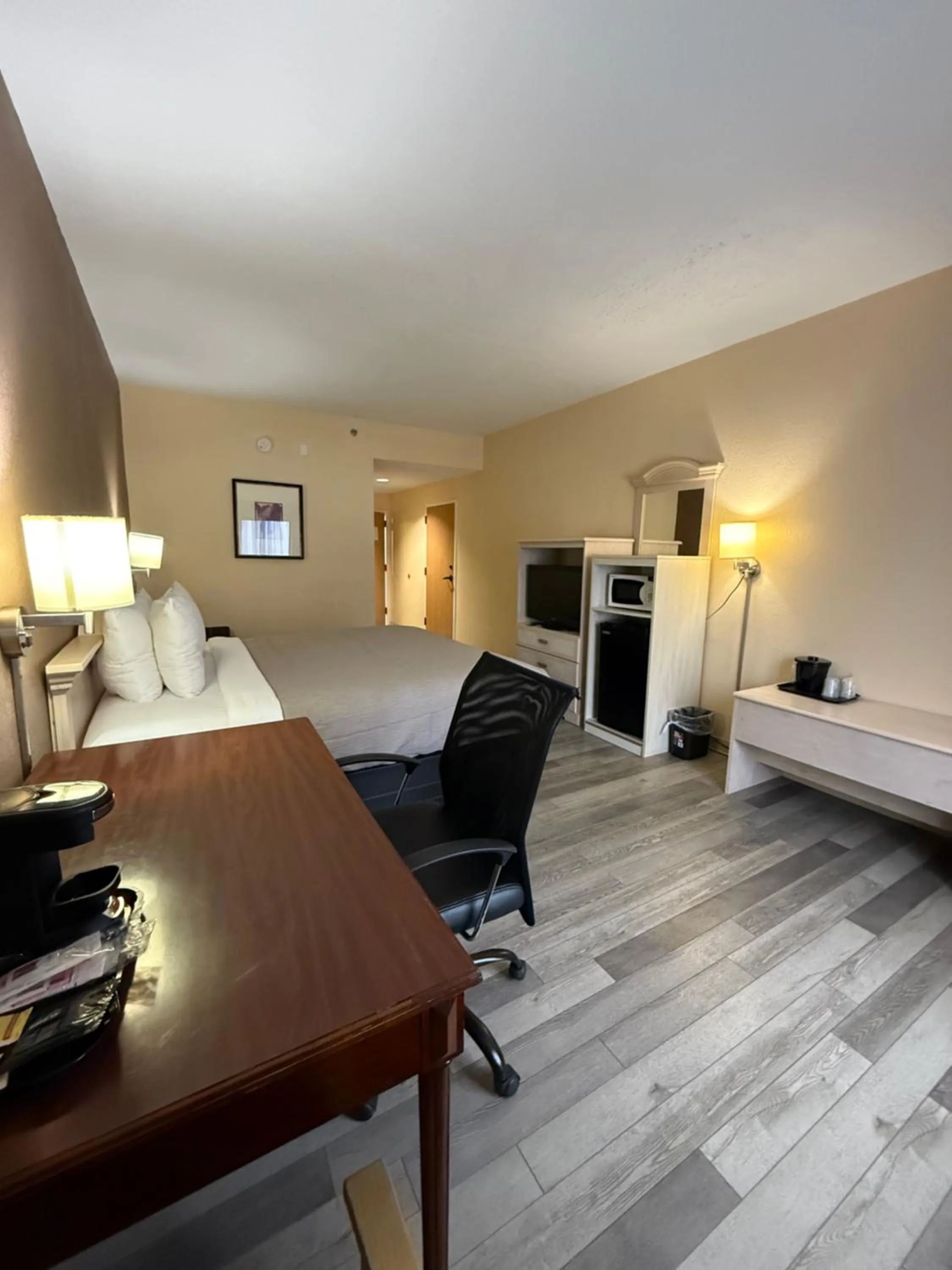 Seating area, Bed in Quality Inn & Suites Exmore - Eastern Shore