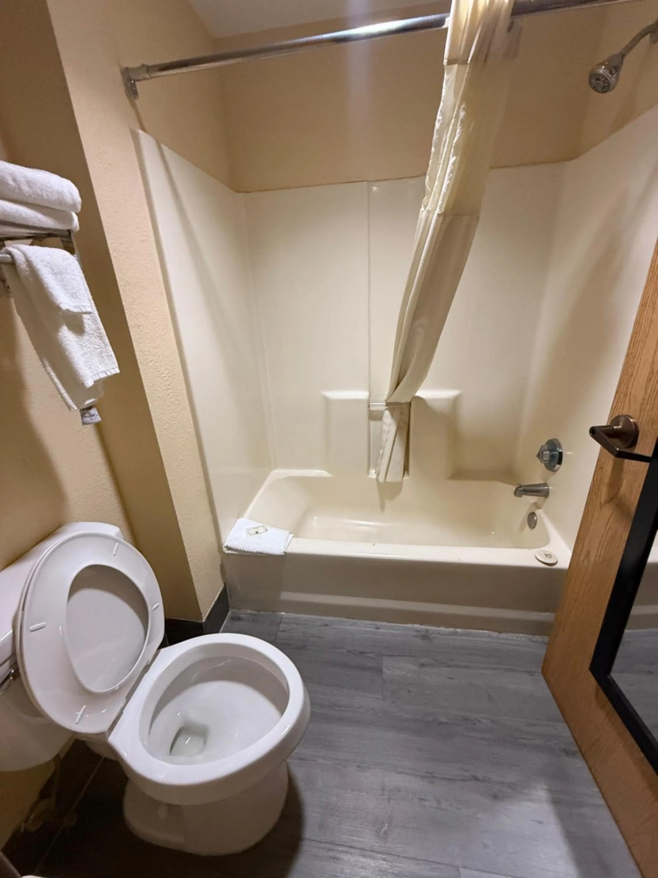 Shower in Quality Inn & Suites Exmore - Eastern Shore