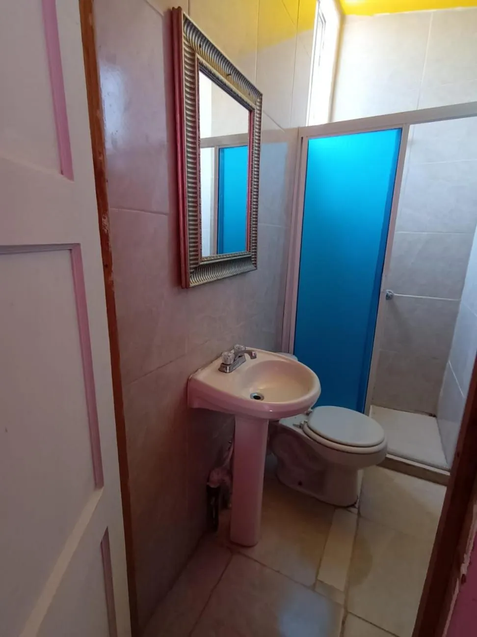 Shower in Hospedaje Barato Mi Casita de Colores