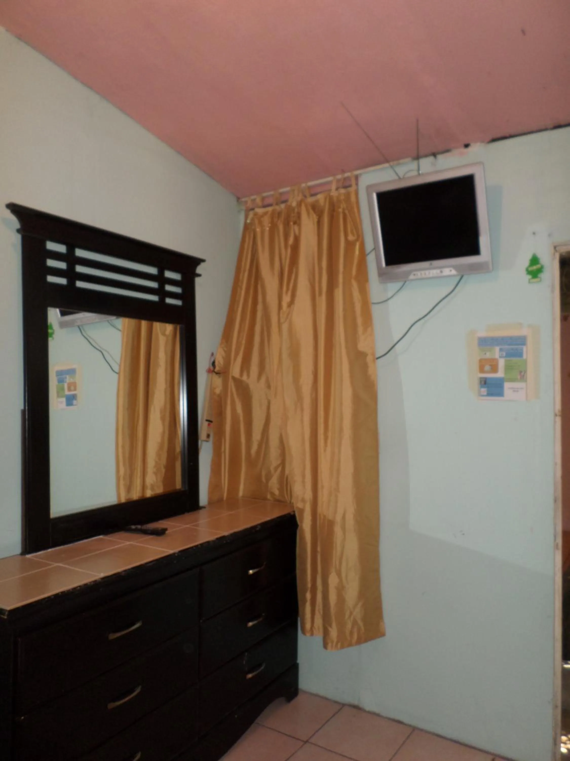 TV and multimedia in Hospedaje Barato Mi Casita de Colores