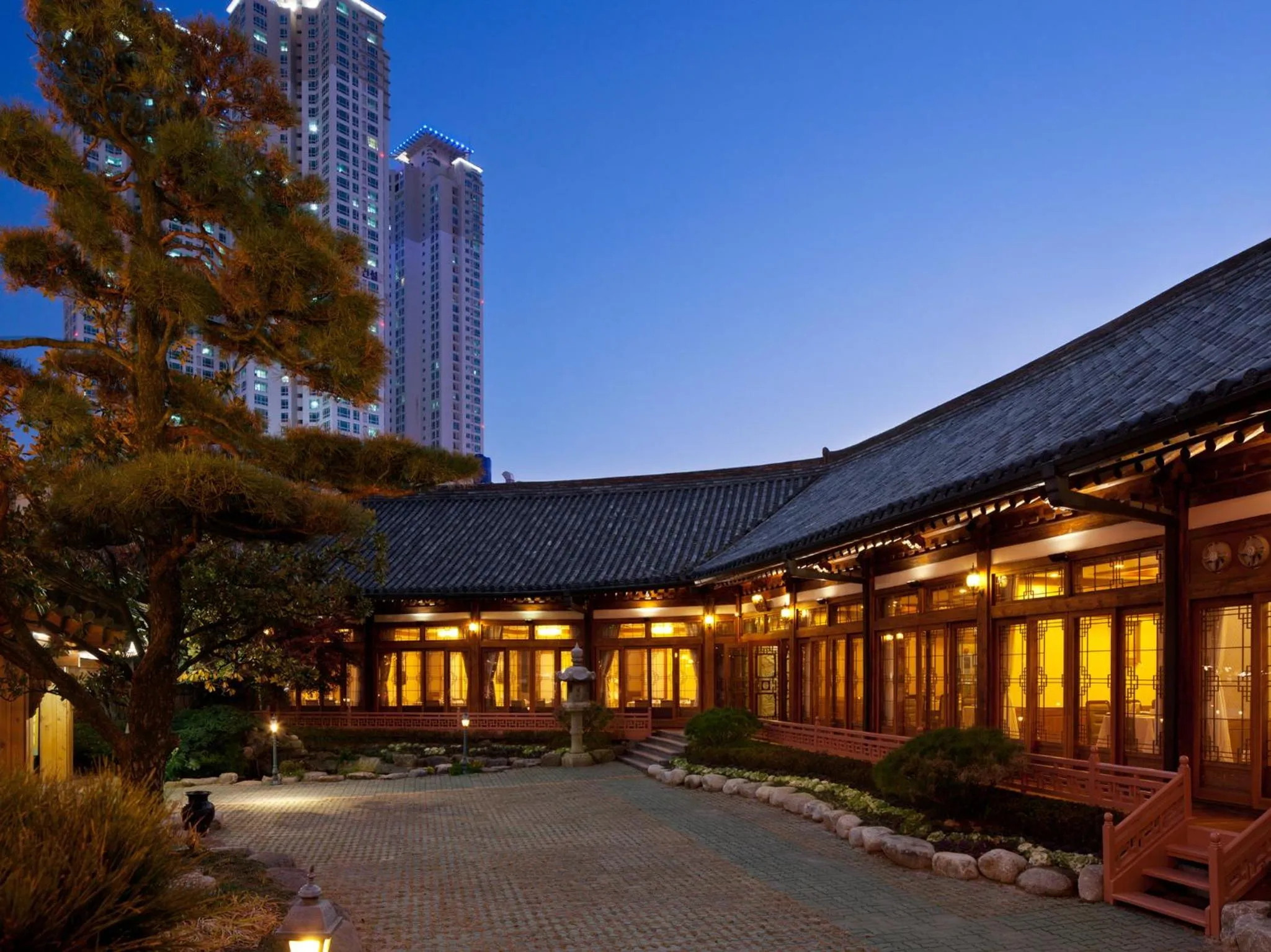 Restaurant/places to eat in Nongshim Hotel