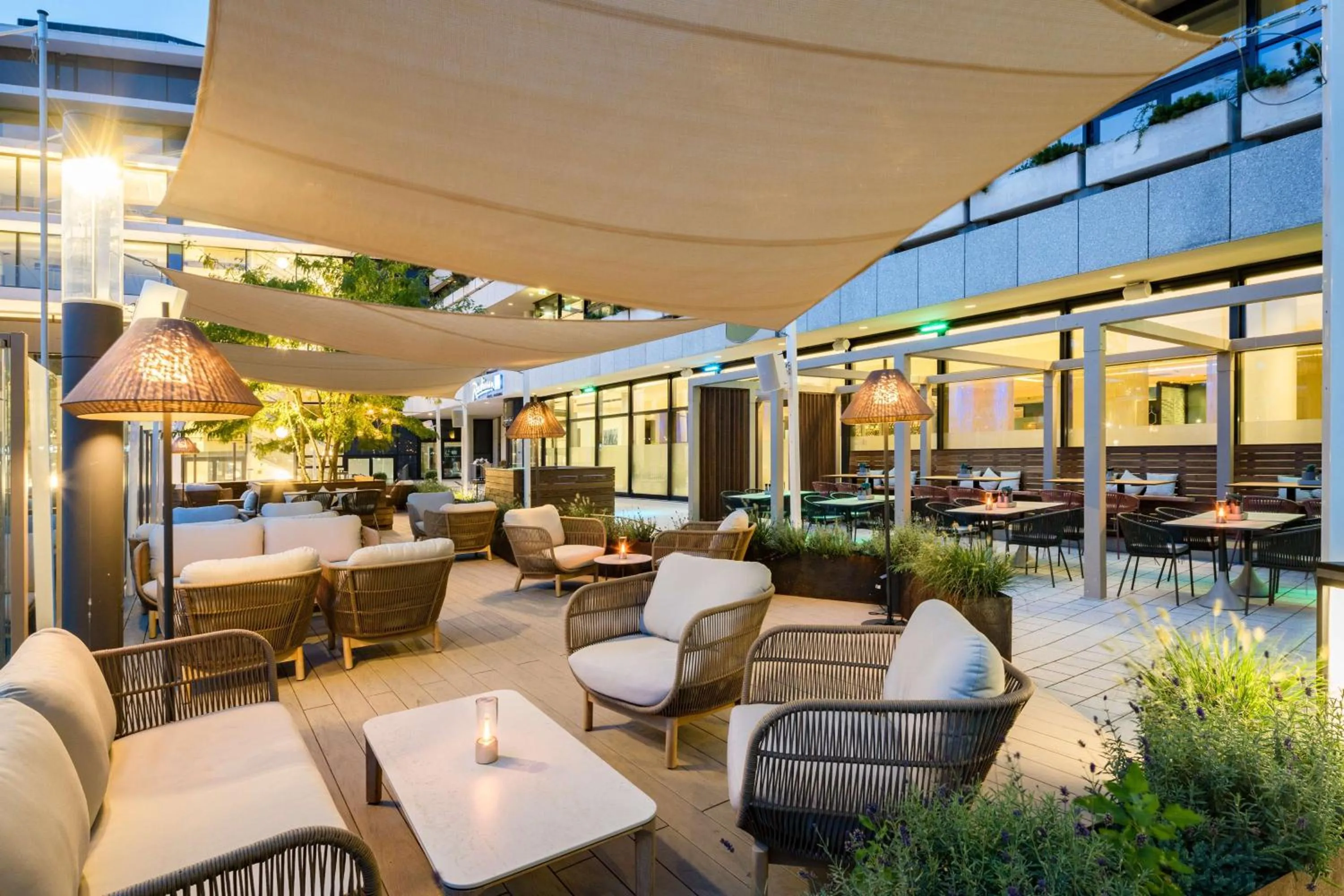 Lounge or bar in Radisson Blu Hotel, Hamburg