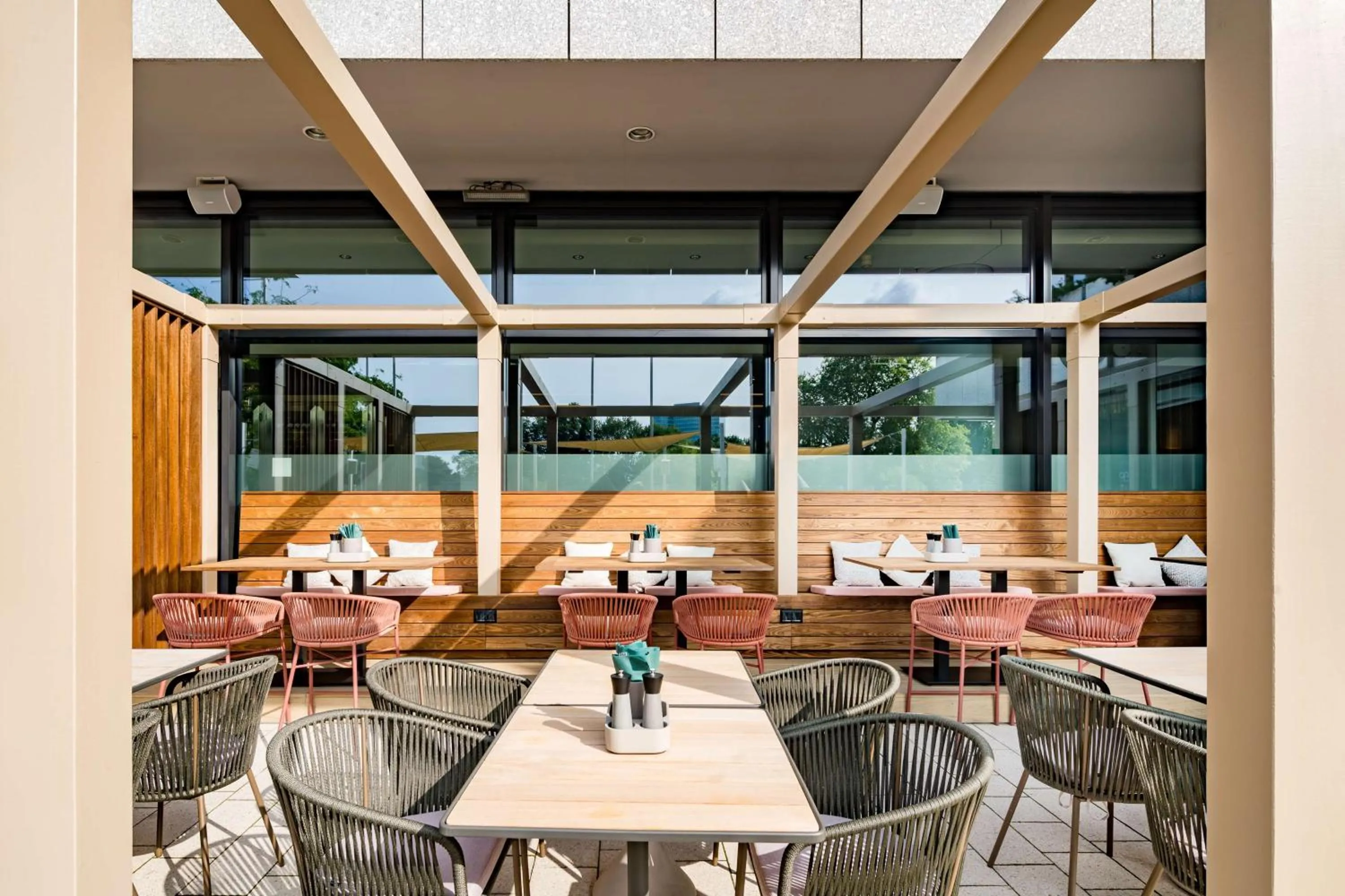 Lounge or bar in Radisson Blu Hotel, Hamburg