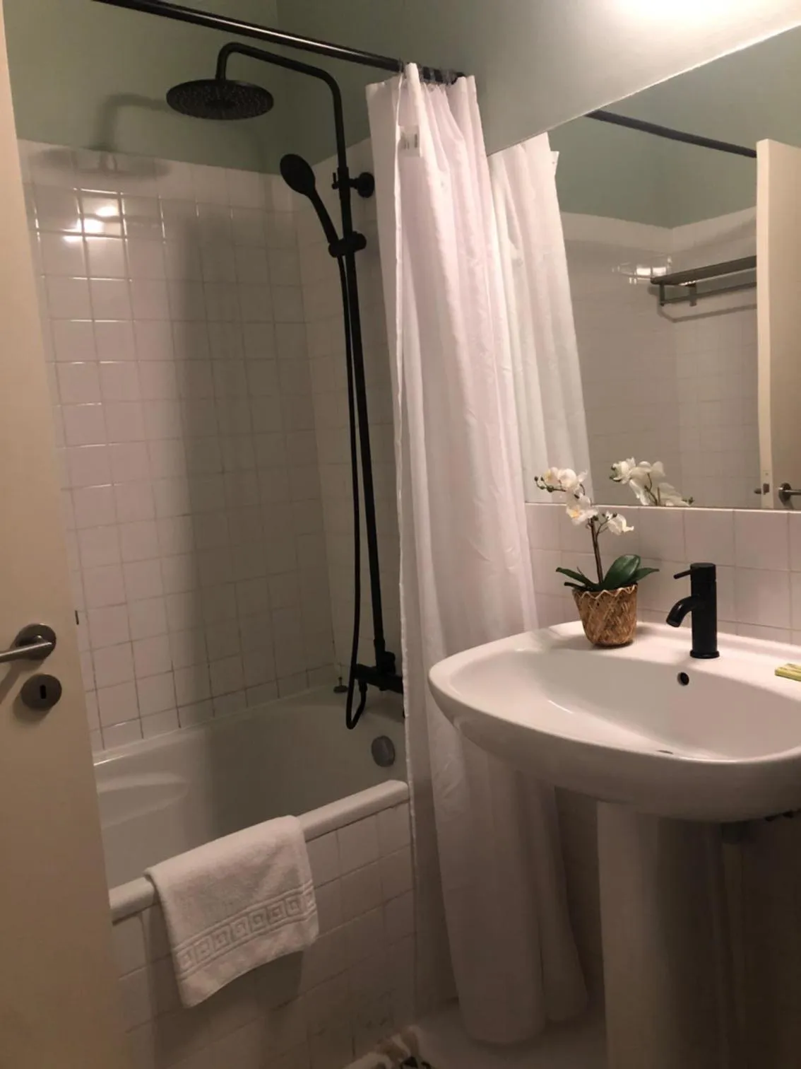 Bathroom in PortoSense Almada