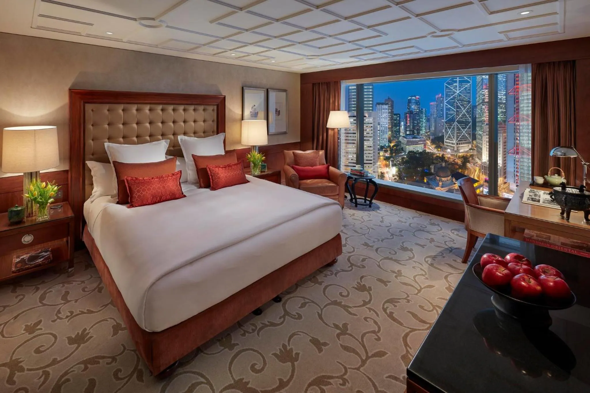 Photo of the whole room, Bed in Mandarin Oriental, Hong Kong