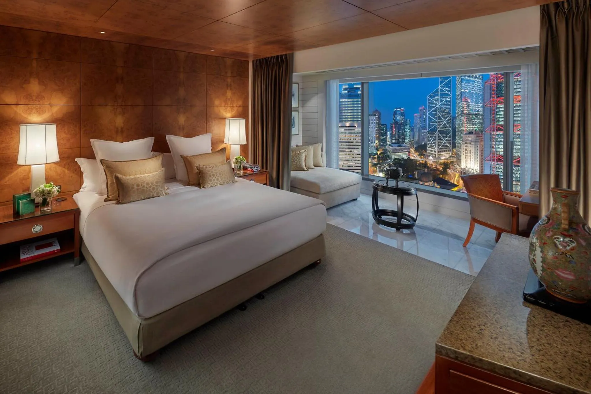 Photo of the whole room, Bed in Mandarin Oriental, Hong Kong