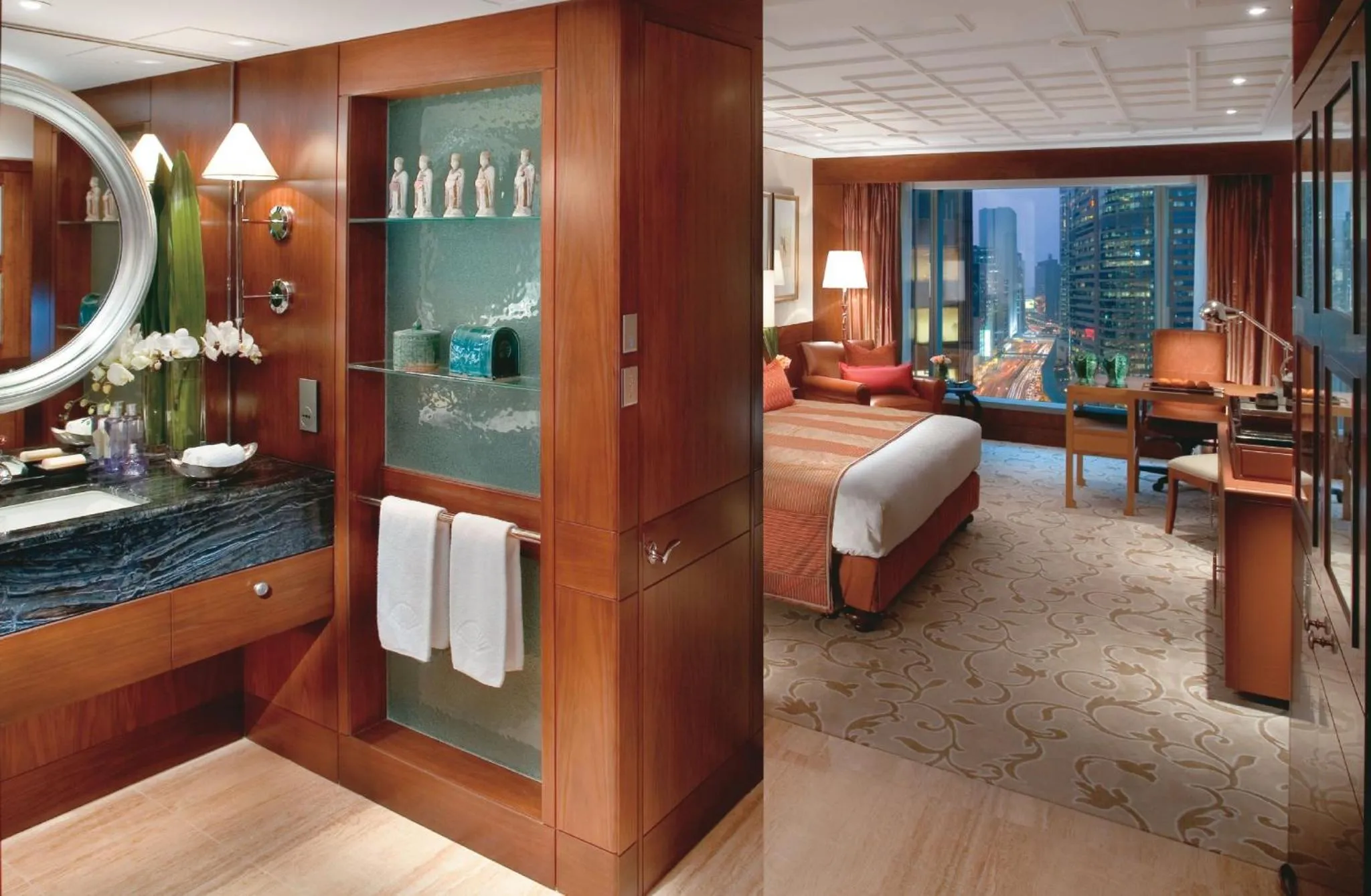 Photo of the whole room, Bed in Mandarin Oriental, Hong Kong