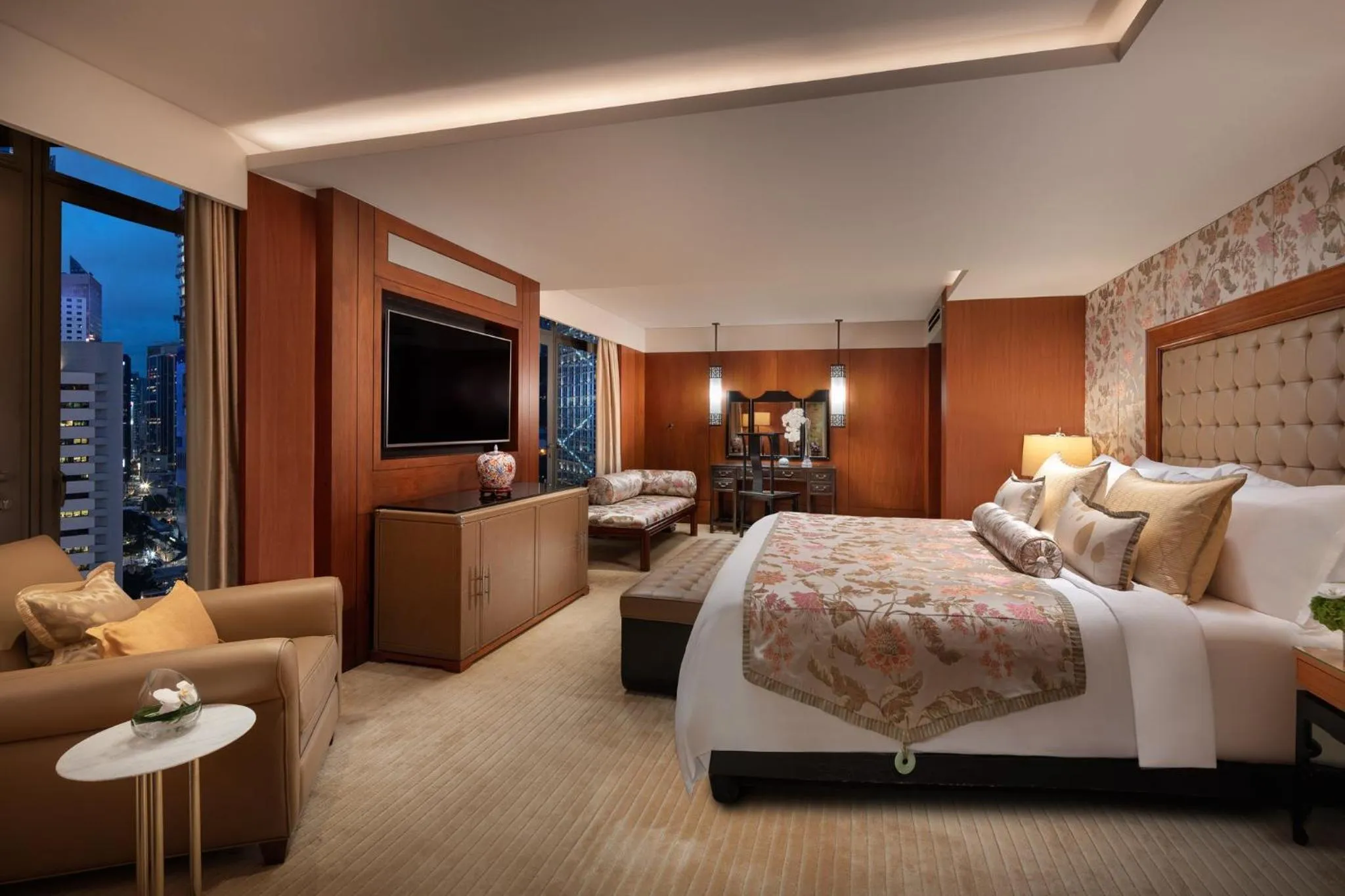 Bedroom, Bed in Mandarin Oriental, Hong Kong