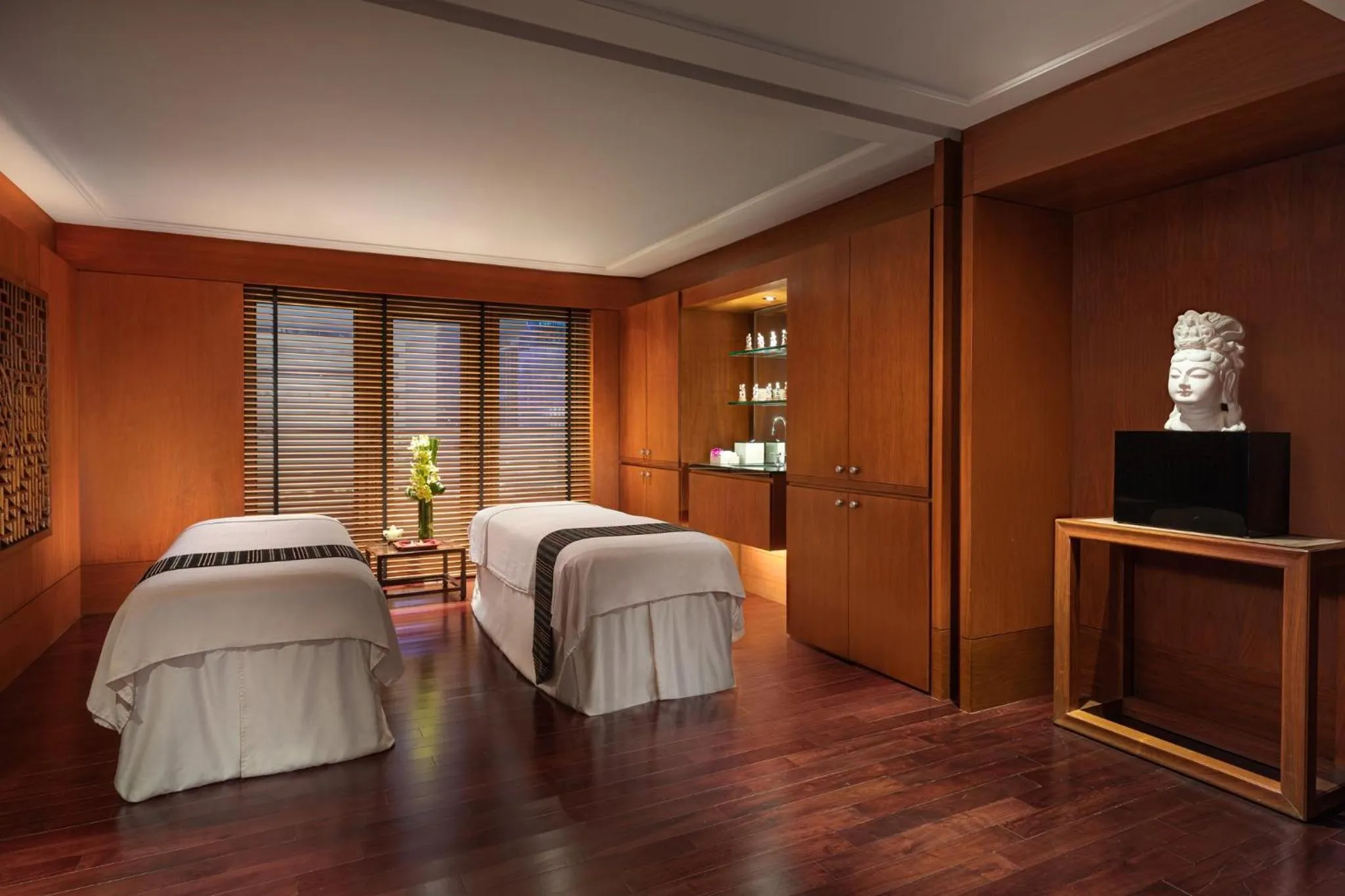 Bedroom, Bed in Mandarin Oriental, Hong Kong