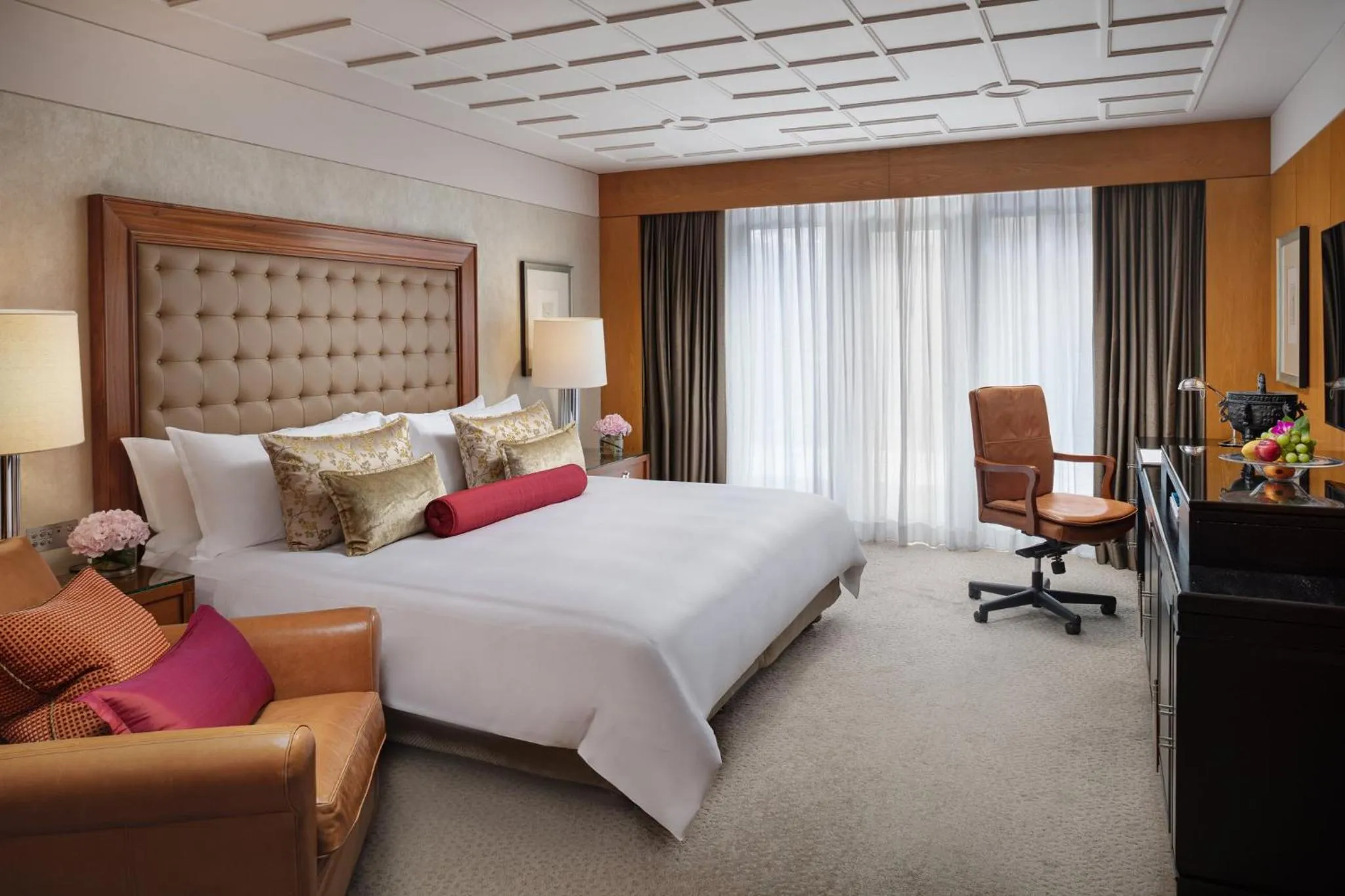 Photo of the whole room, Bed in Mandarin Oriental, Hong Kong