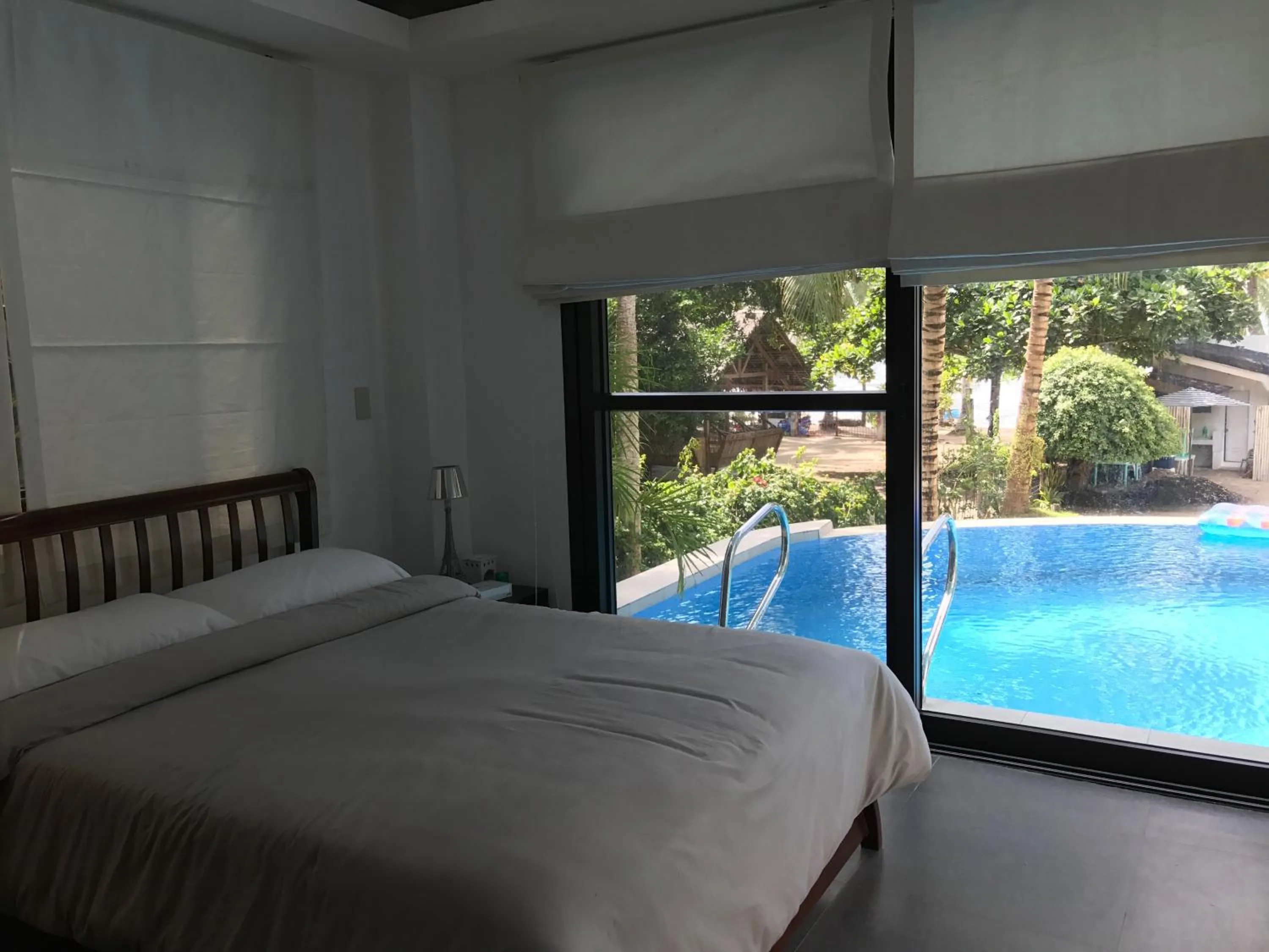 Bed in The Whitehouse by the Sea