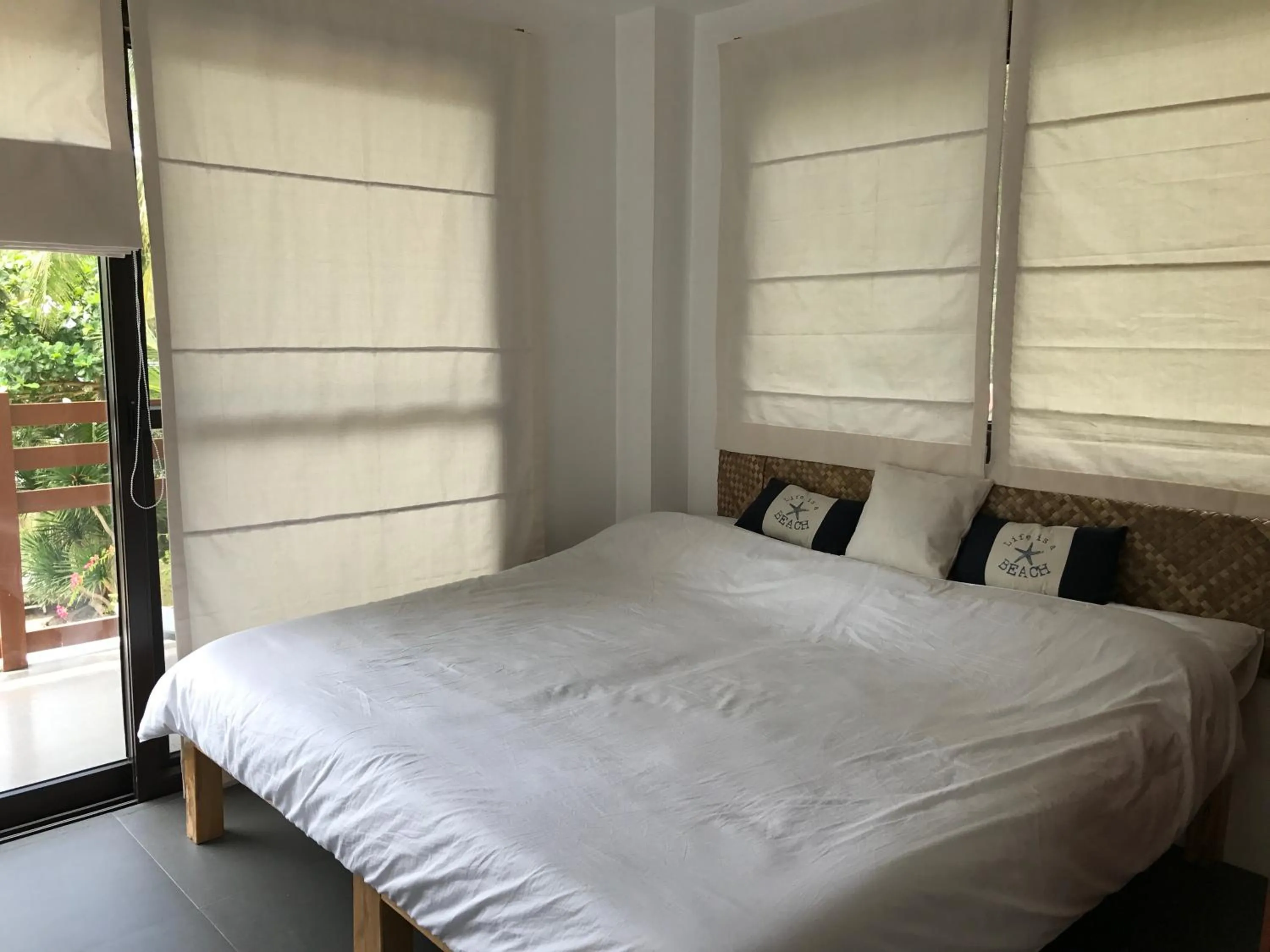 Bed in The Whitehouse by the Sea