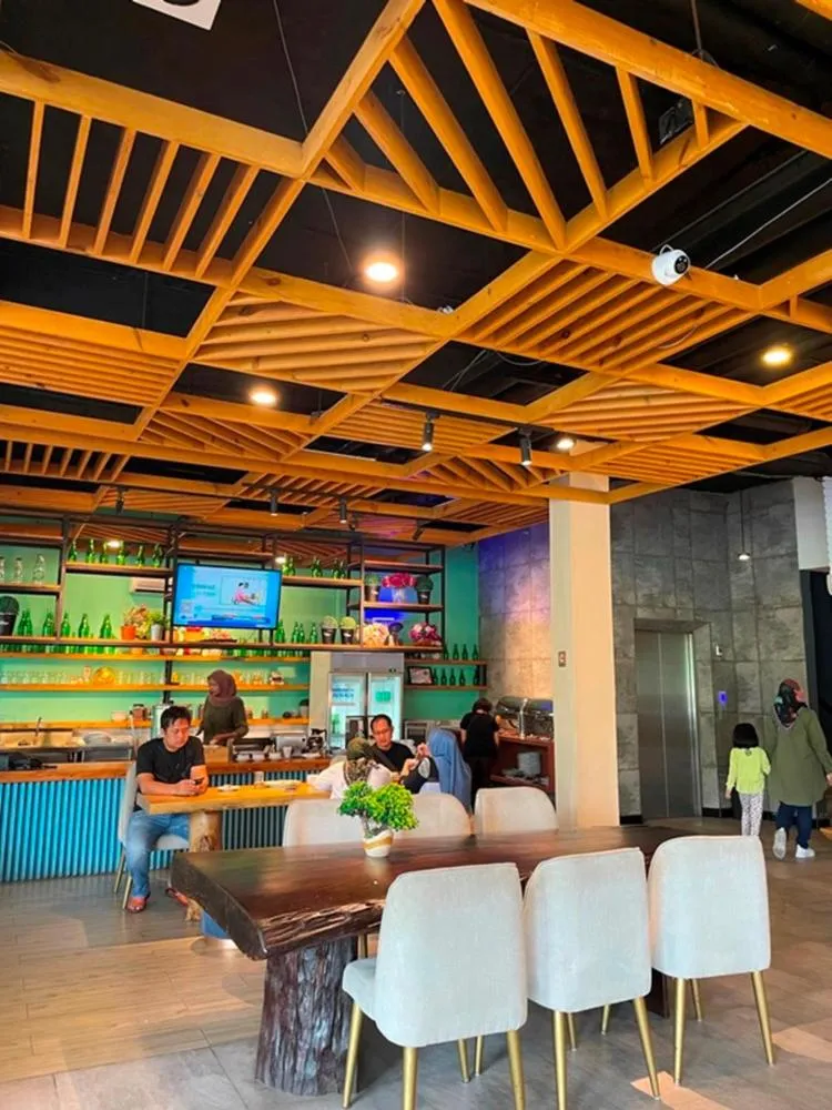 Restaurant/places to eat in CREW EXPRESS Hotel