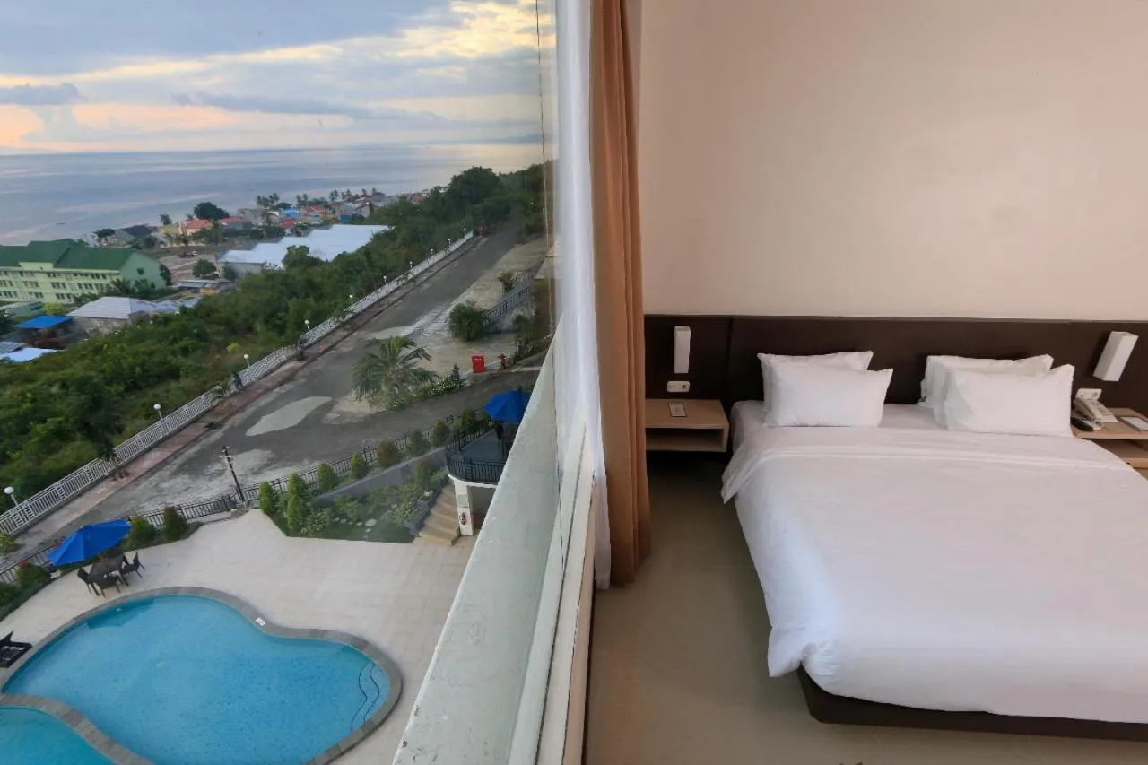 Swimming pool, Bed in Hotel Santika Luwuk - Sulawesi Tengah