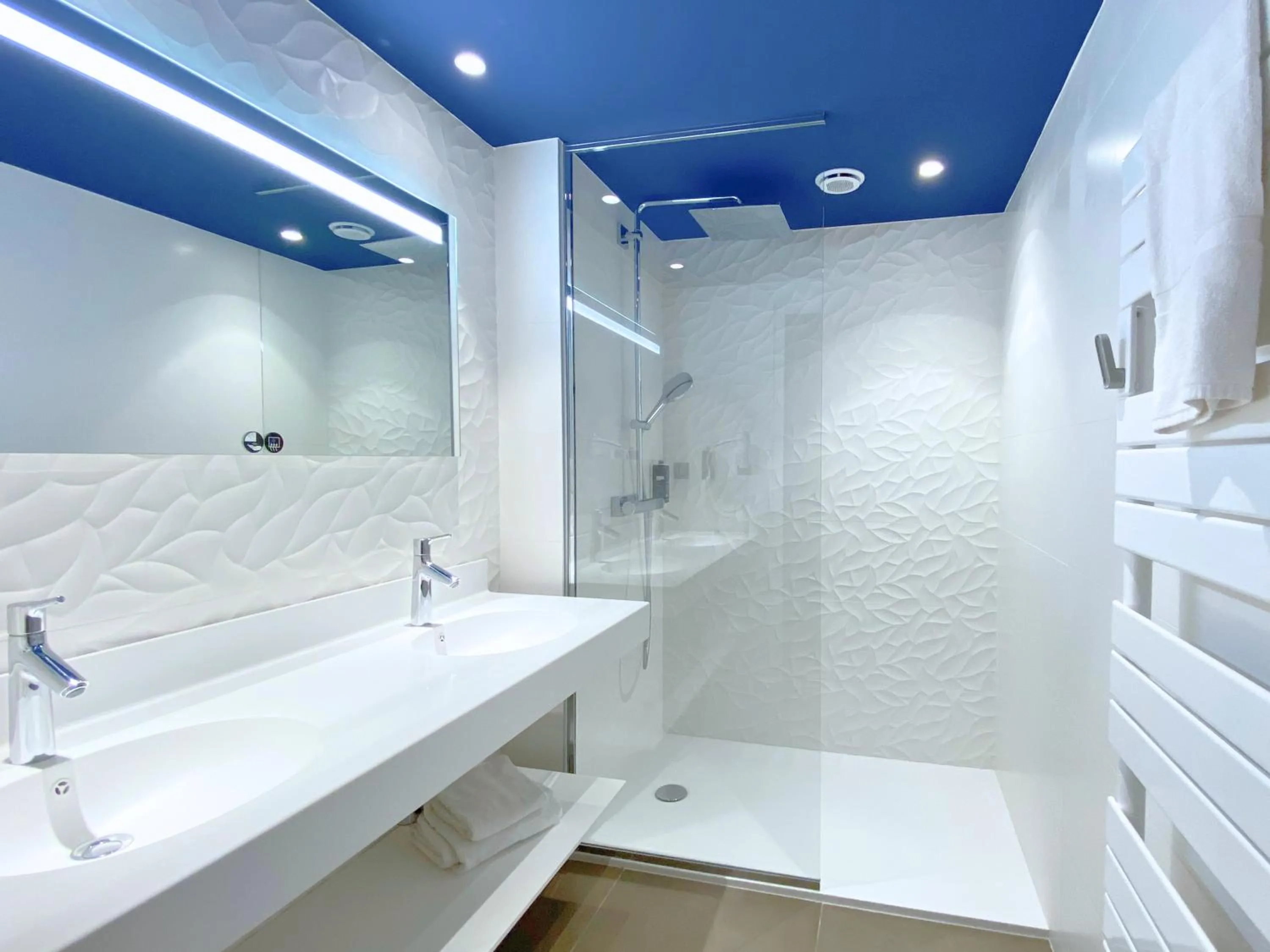 Bathroom in Brit Hotel Piscine & Spa - Fougères