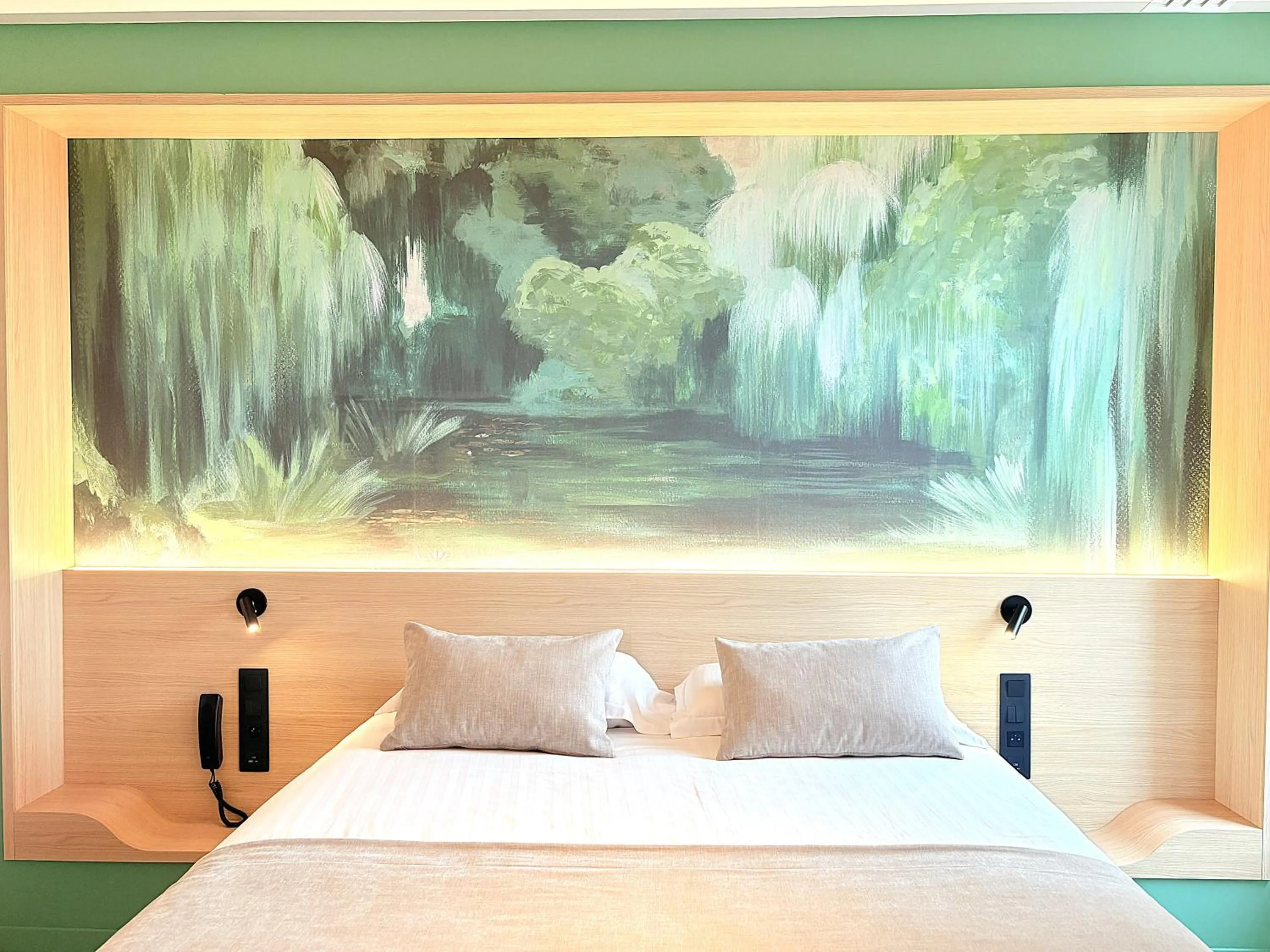 Photo of the whole room, Bed in Brit Hotel Piscine & Spa - Fougères