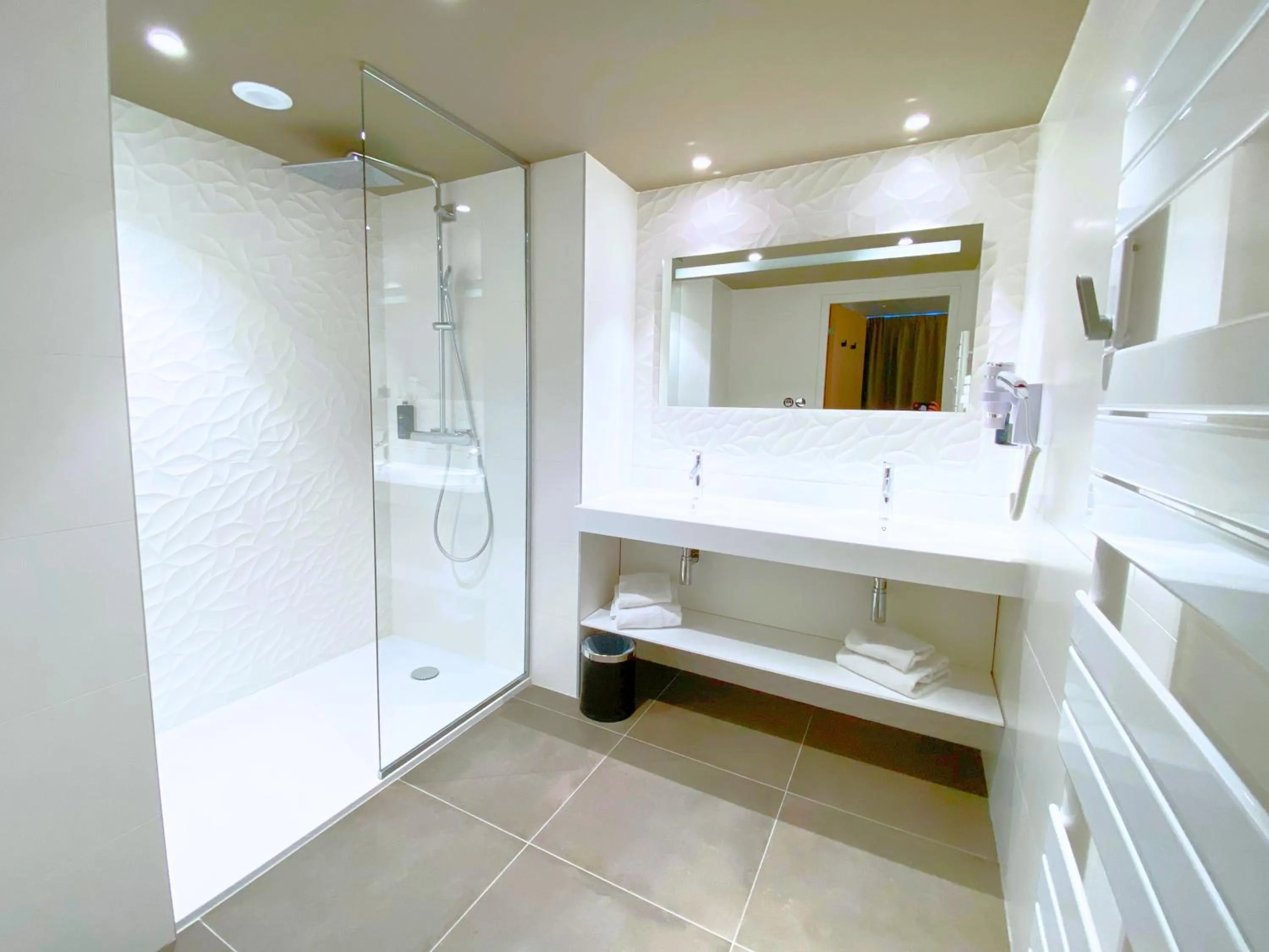 Bathroom in Brit Hotel Piscine & Spa - Fougères