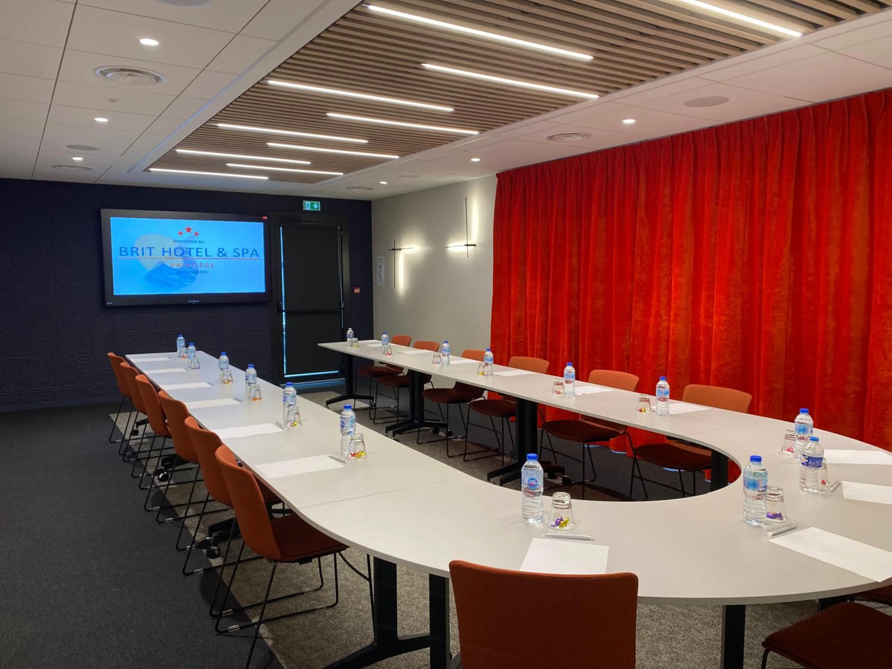 Meeting/conference room in Brit Hotel Piscine & Spa - Fougères